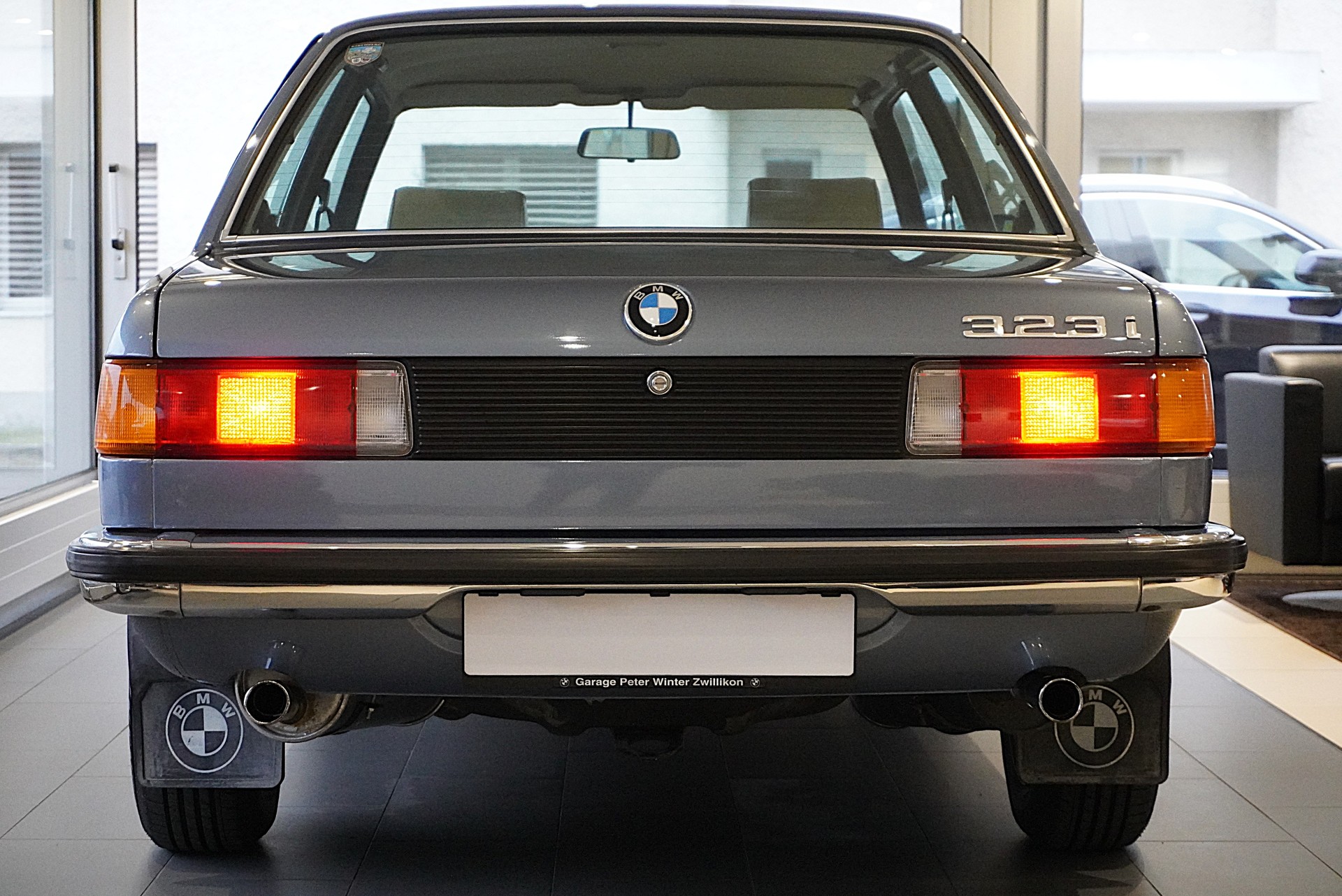BMW 323i-image-5