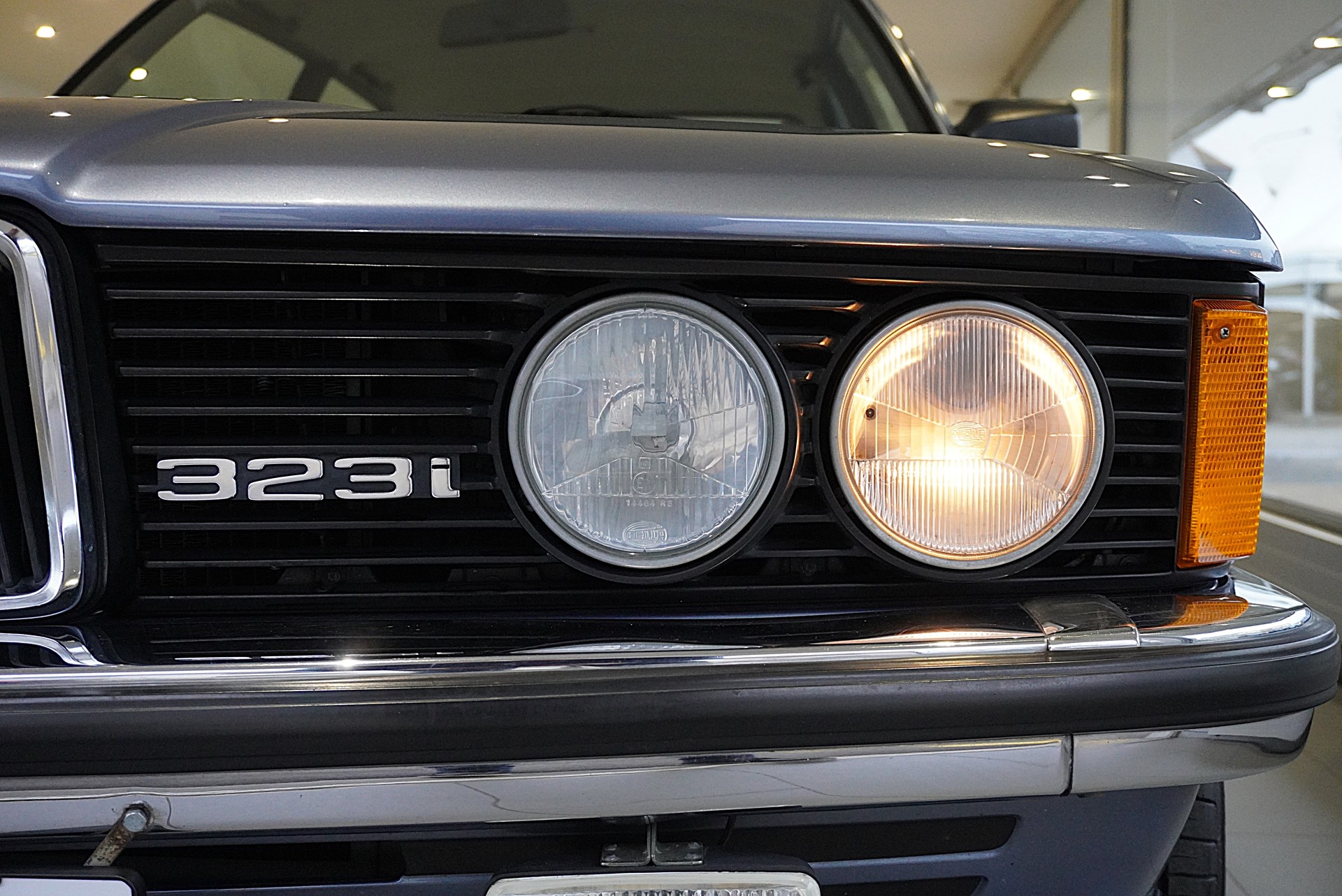 BMW 323i-image-27