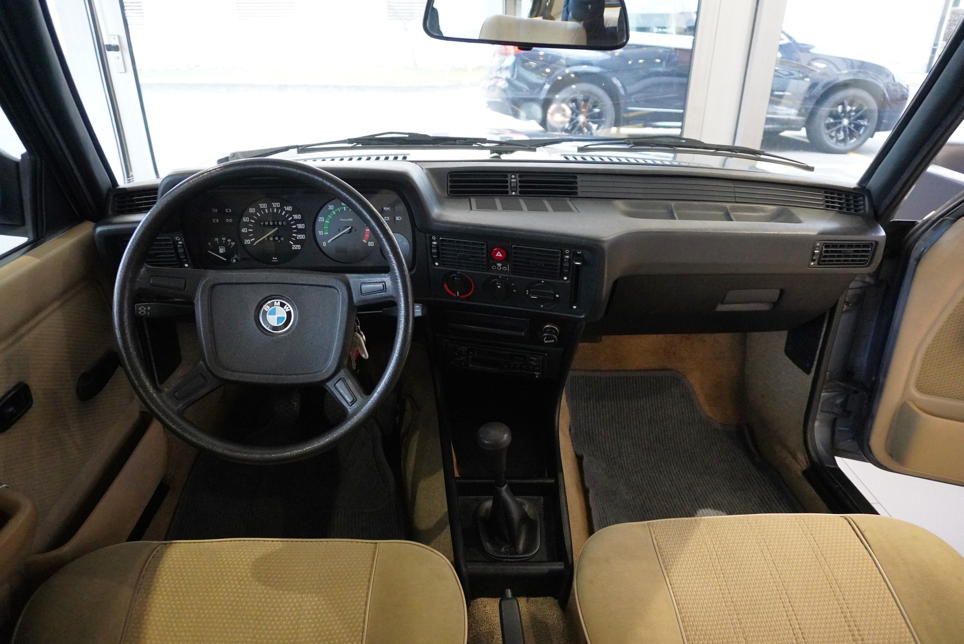 BMW 323i-image-9