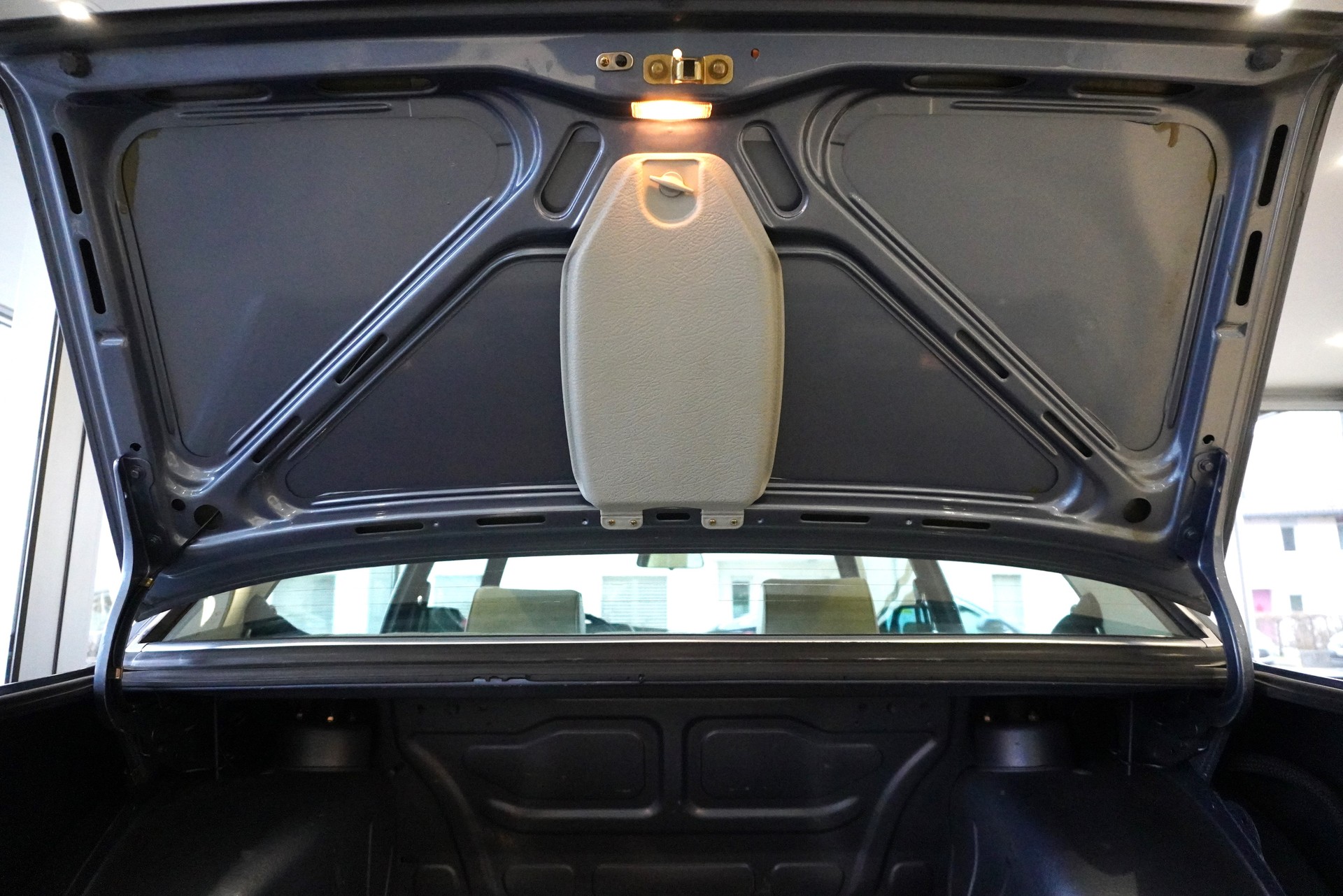 BMW 323i-image-18
