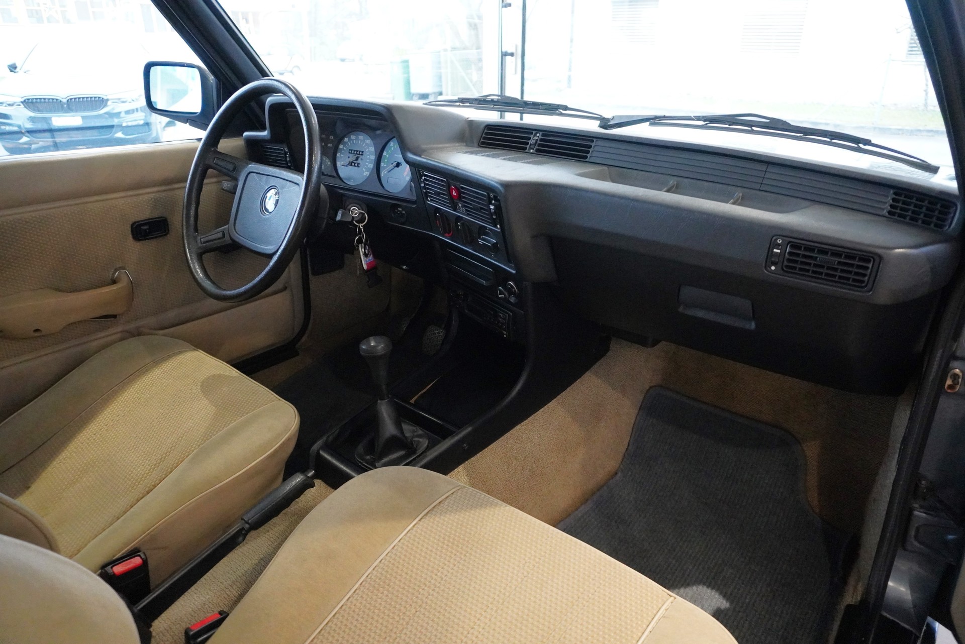 BMW 323i-image-8