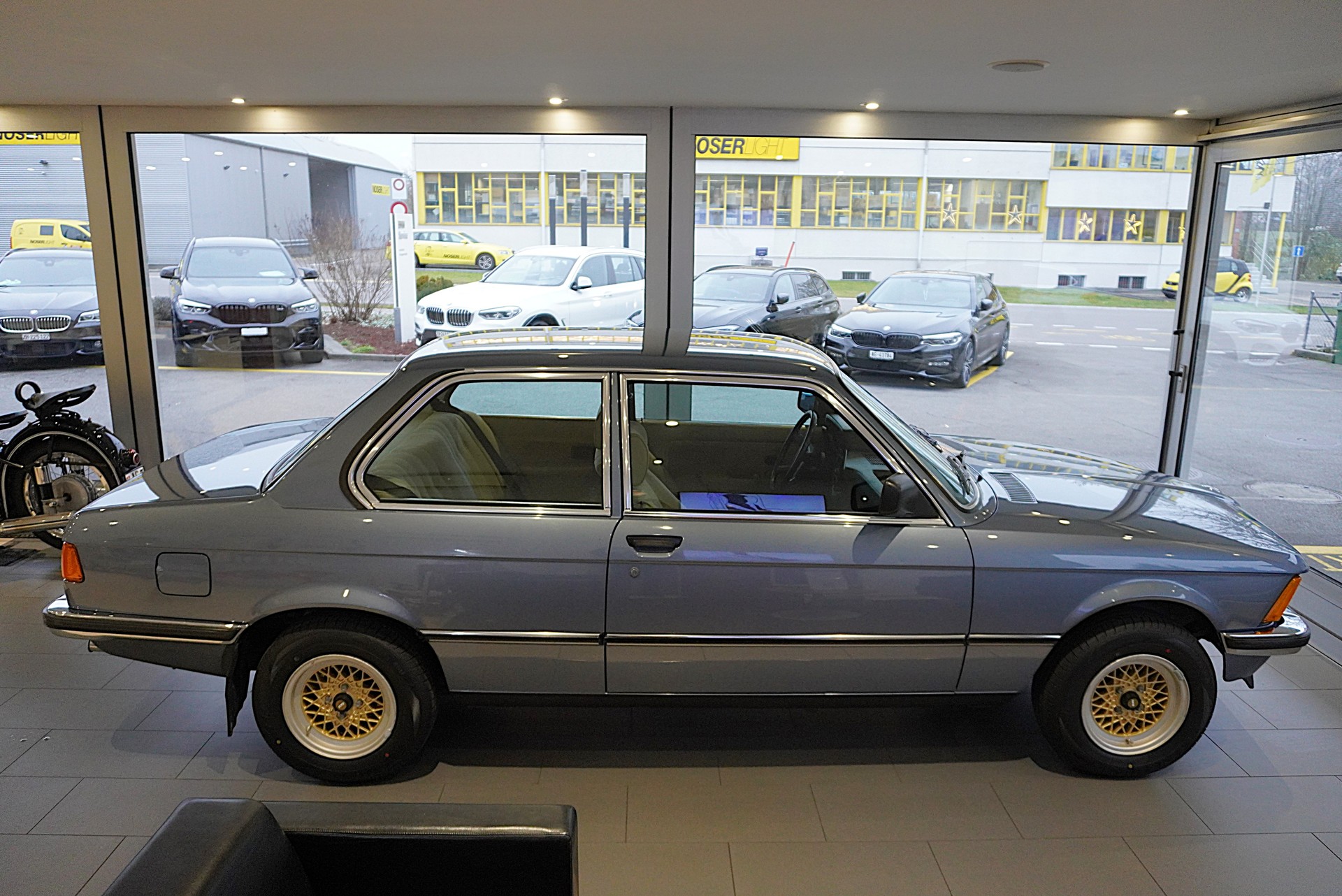 BMW 323i-showroom-element-3