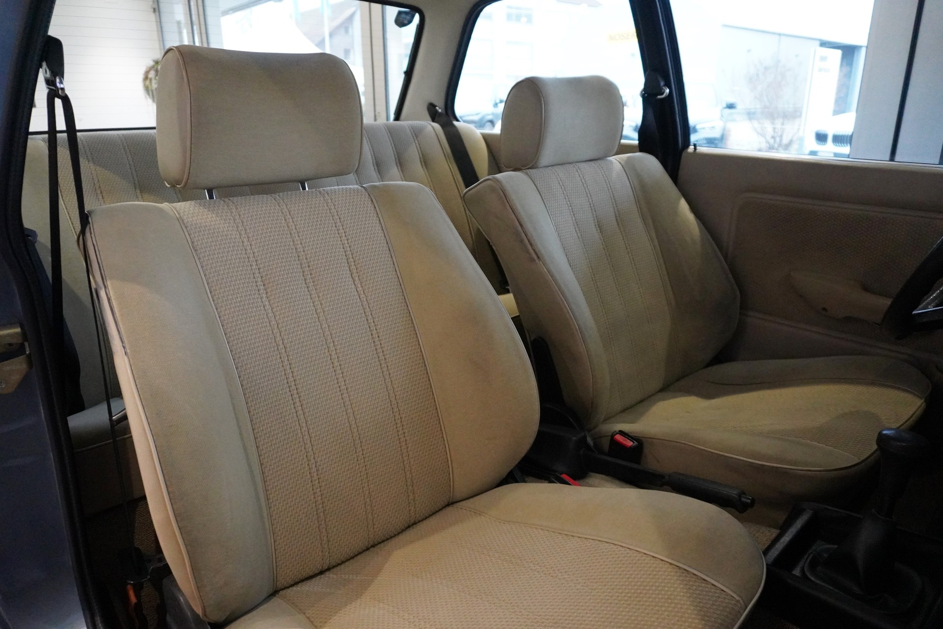 BMW 323i-image-7
