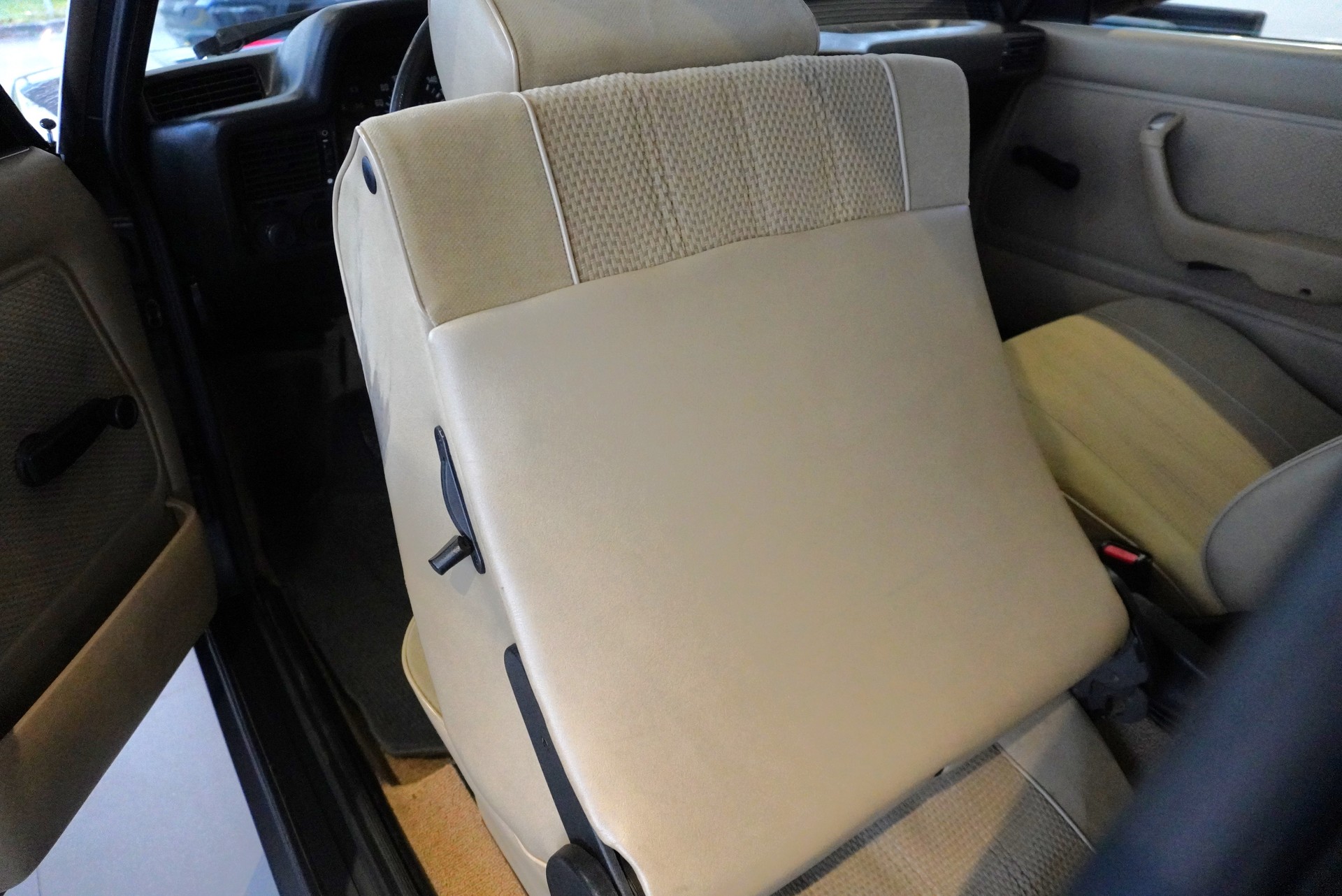 BMW 323i-image-17