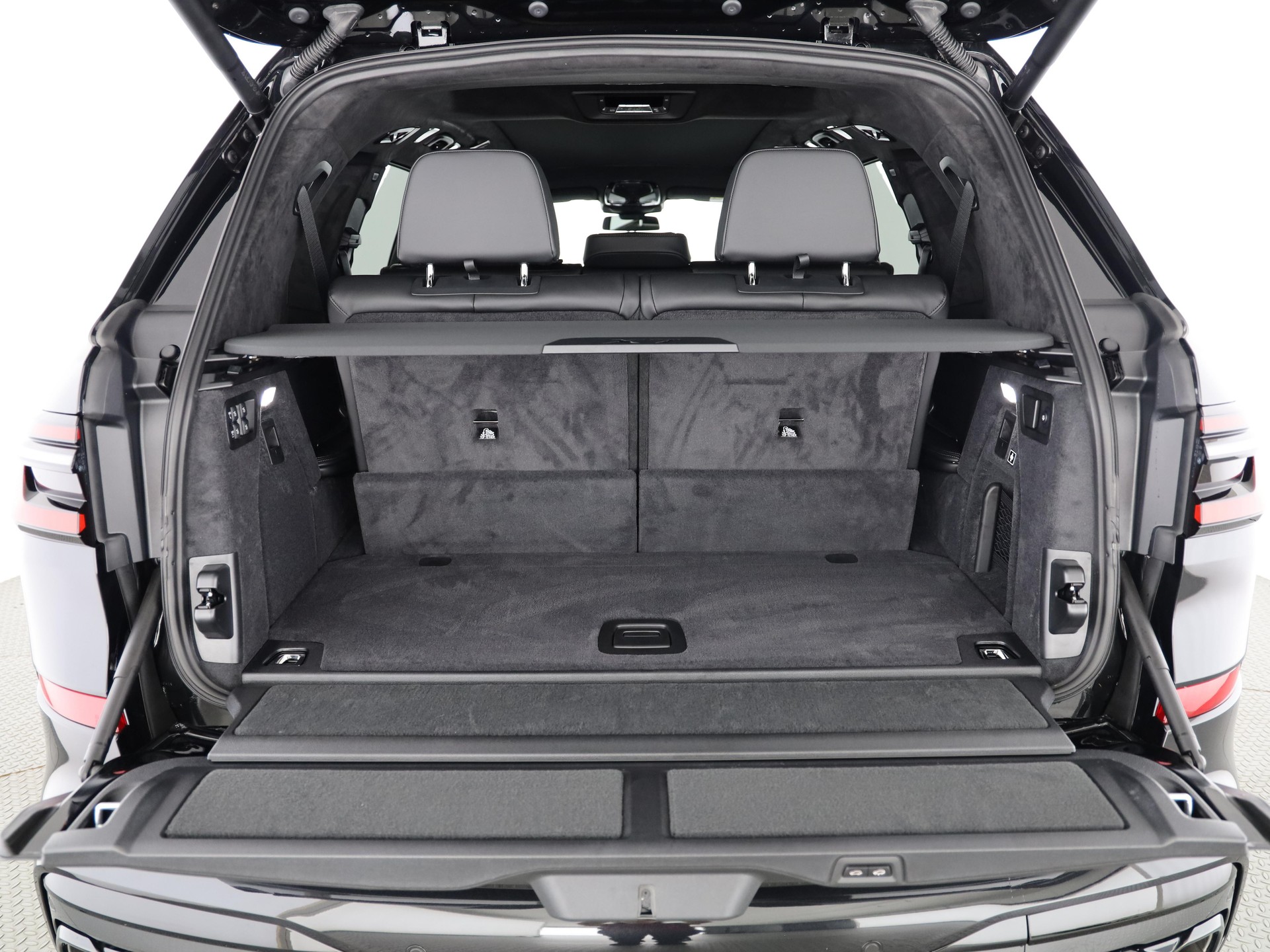 BMW X7 M60i-image-7