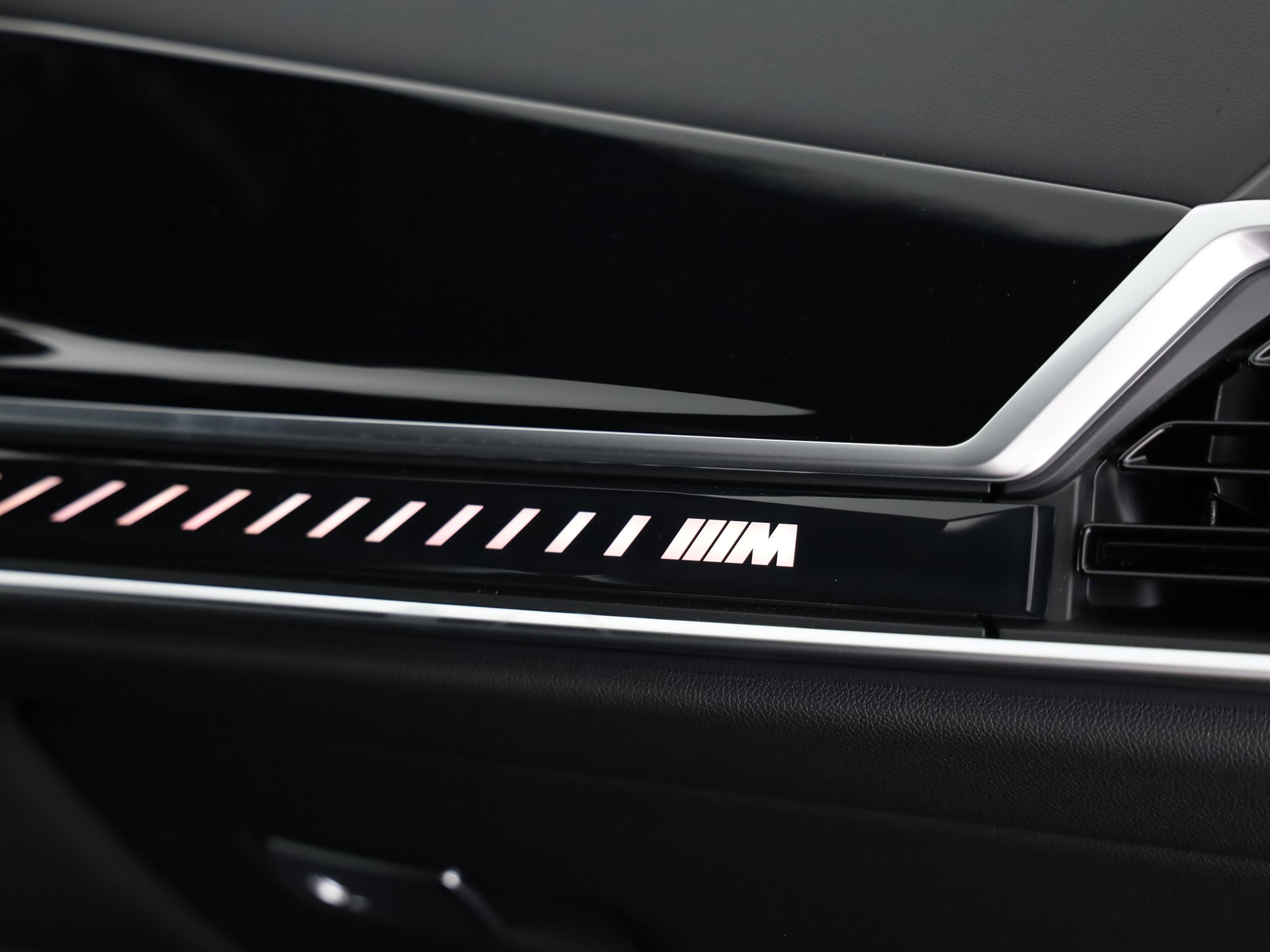 BMW X7 M60i-image-12