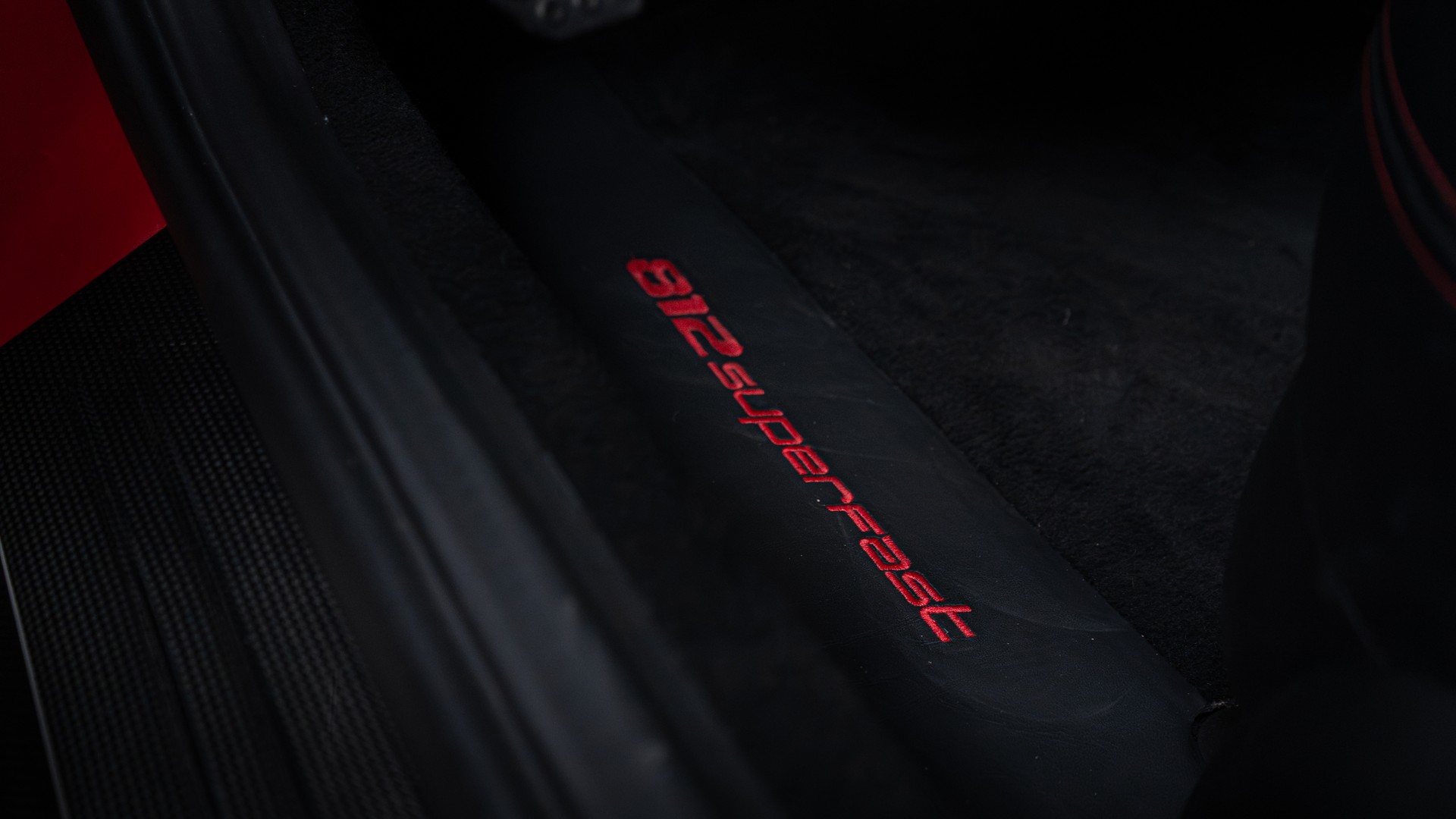 FERRARI 812 Superfast-image-13