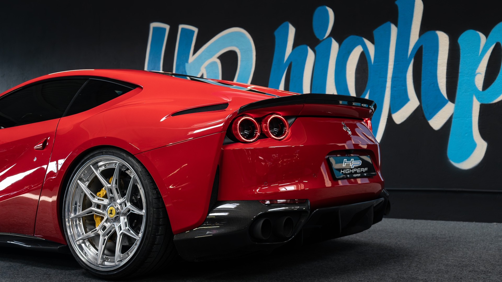FERRARI 812 Superfast-showroom-element-1