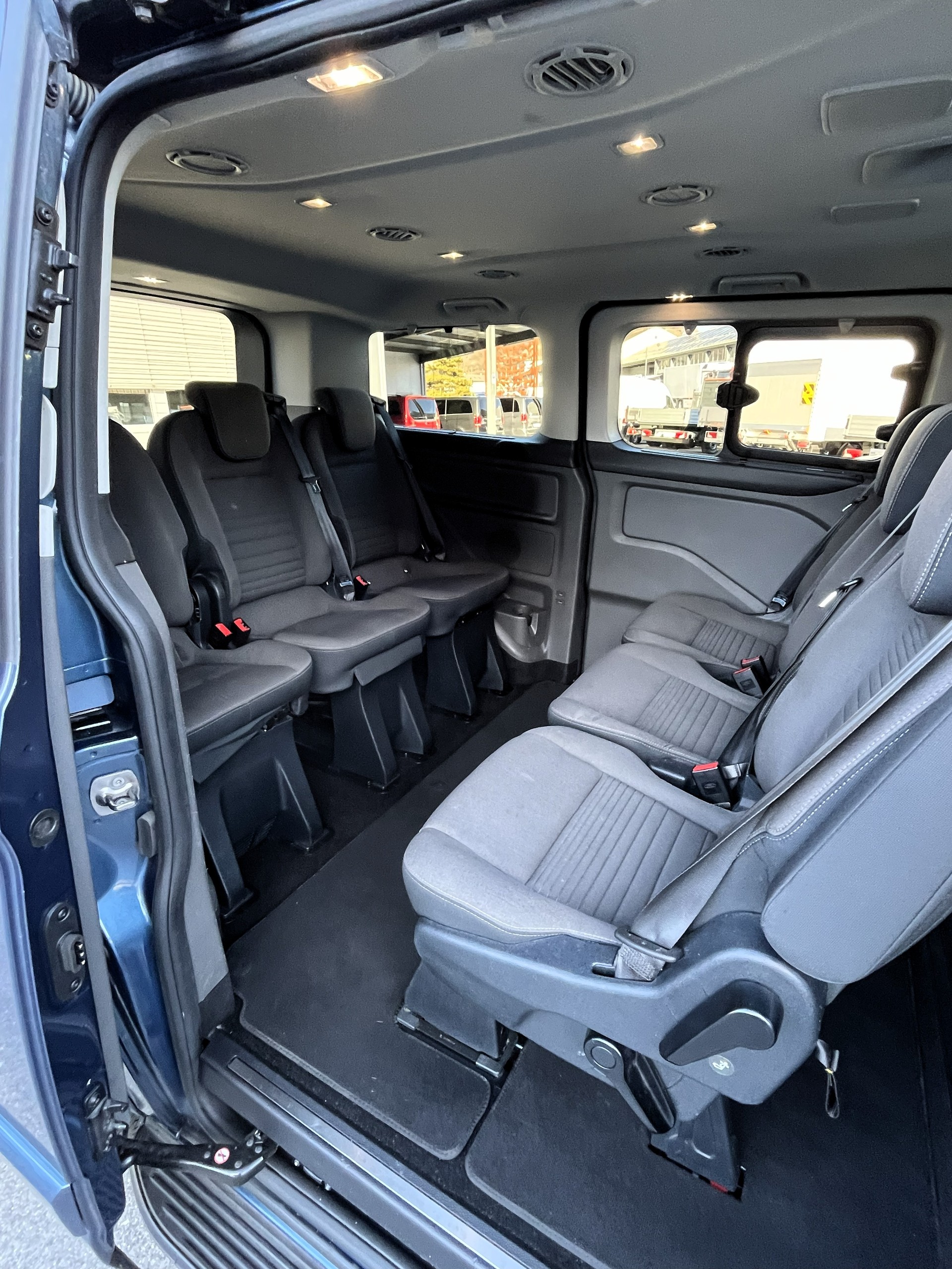 FORD Tourneo Custom 320 L1H1 Titanium A-image-11