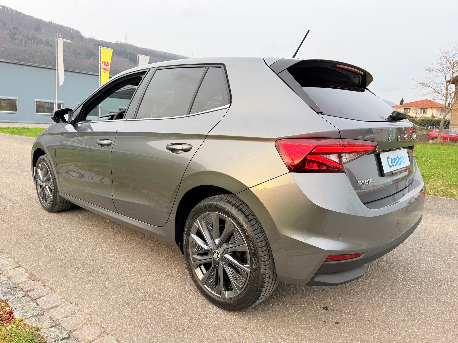 SKODA "NEUWAGEN" FABIA 1.0 TSI "DYNAMIC PAKET" DSG-AUTOMAT "NEU NUR 48 KM" NOCH NIE EINGELÖST !! CH WAGEN !!-image-2