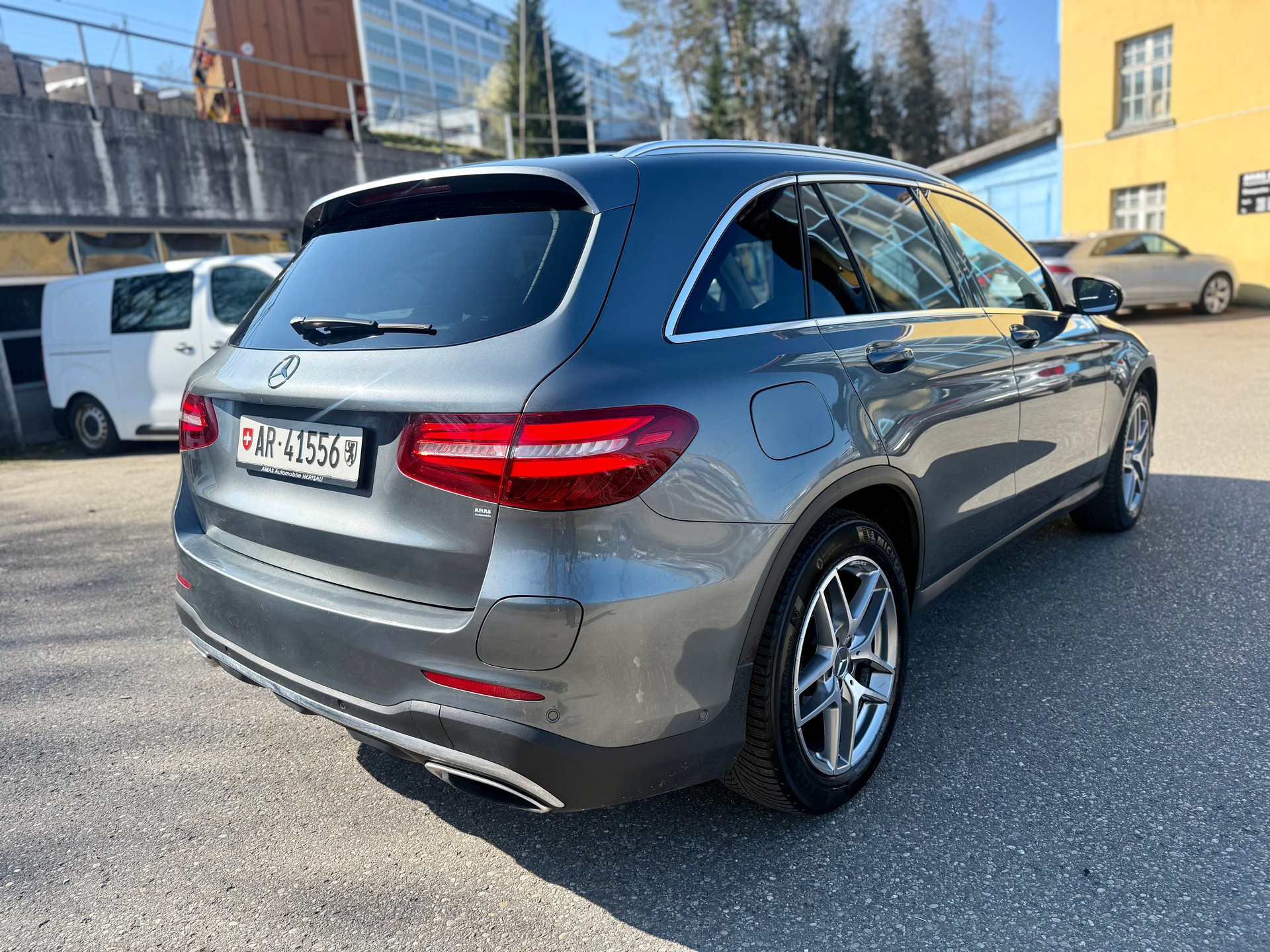 MERCEDES-BENZ GLC 350 e AMG Line 4Matic 7G-Tronic-image-3