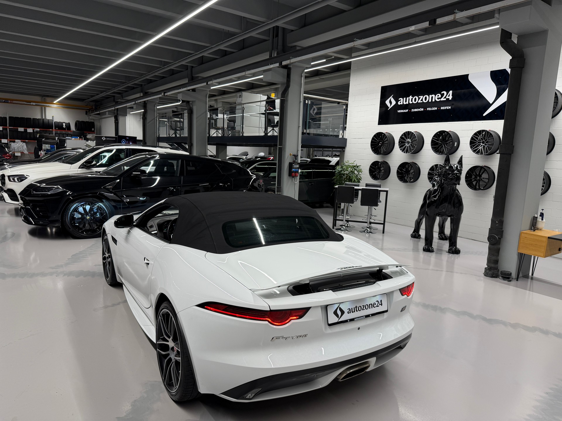 JAGUAR F-Type Convertible 2.0 Chequered Flag-image-12