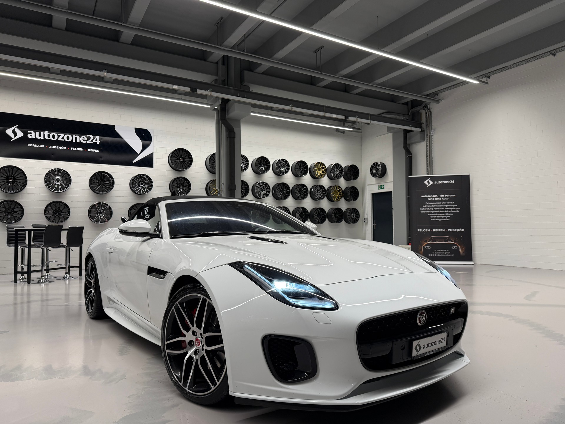 JAGUAR F-Type Convertible 2.0 Chequered Flag-image-5