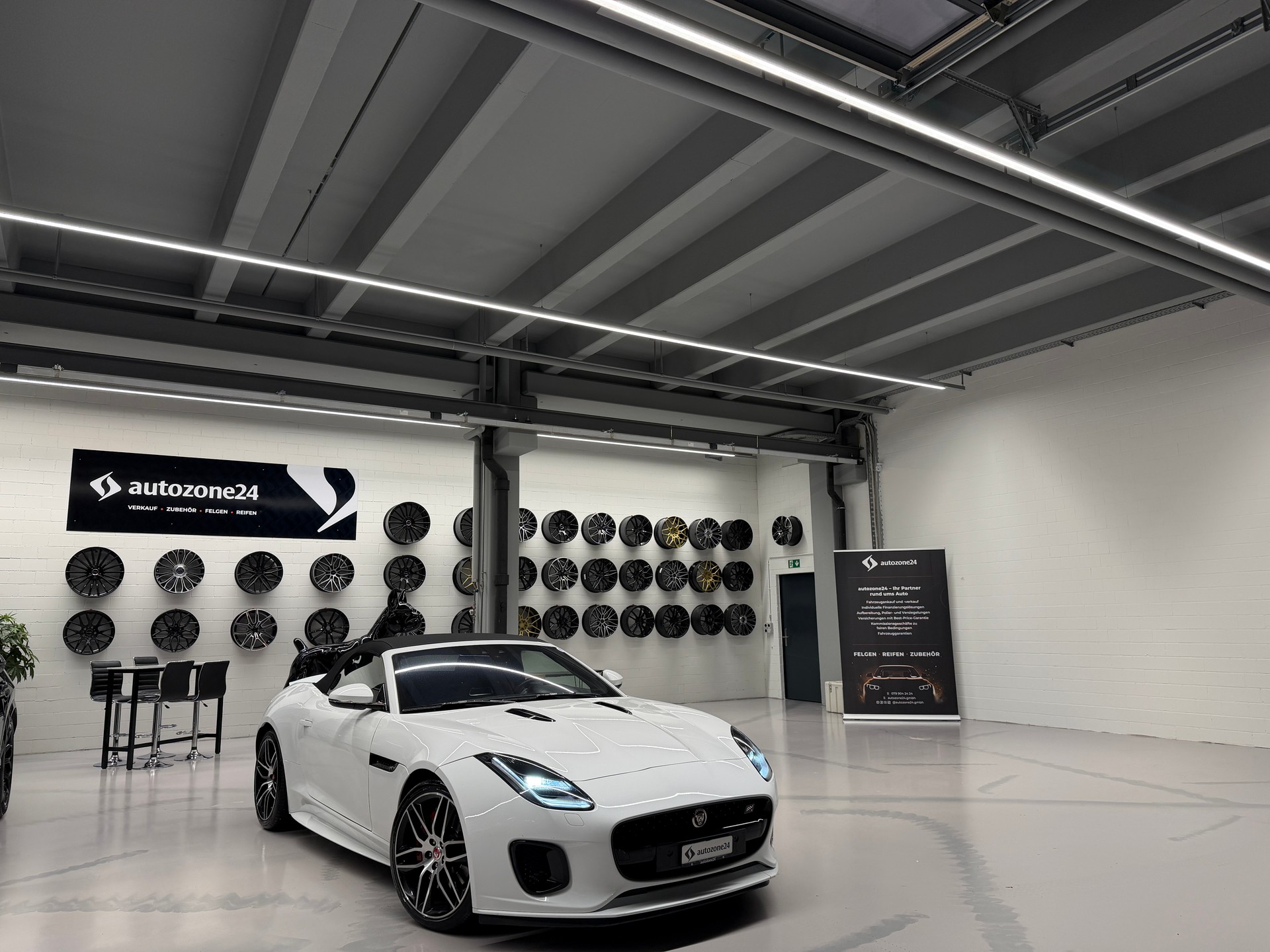 JAGUAR F-Type Convertible 2.0 Chequered Flag