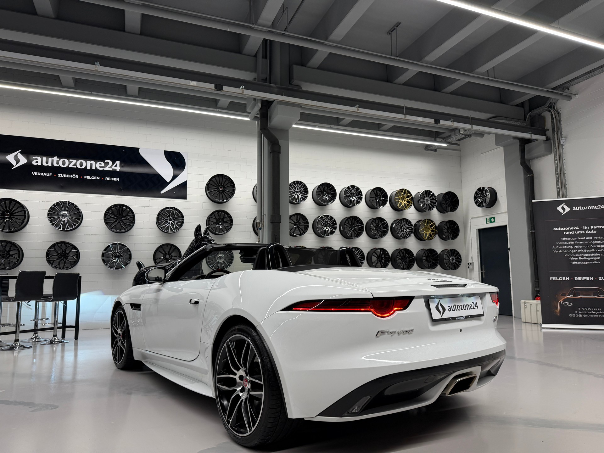 JAGUAR F-Type Convertible 2.0 Chequered Flag-image-13