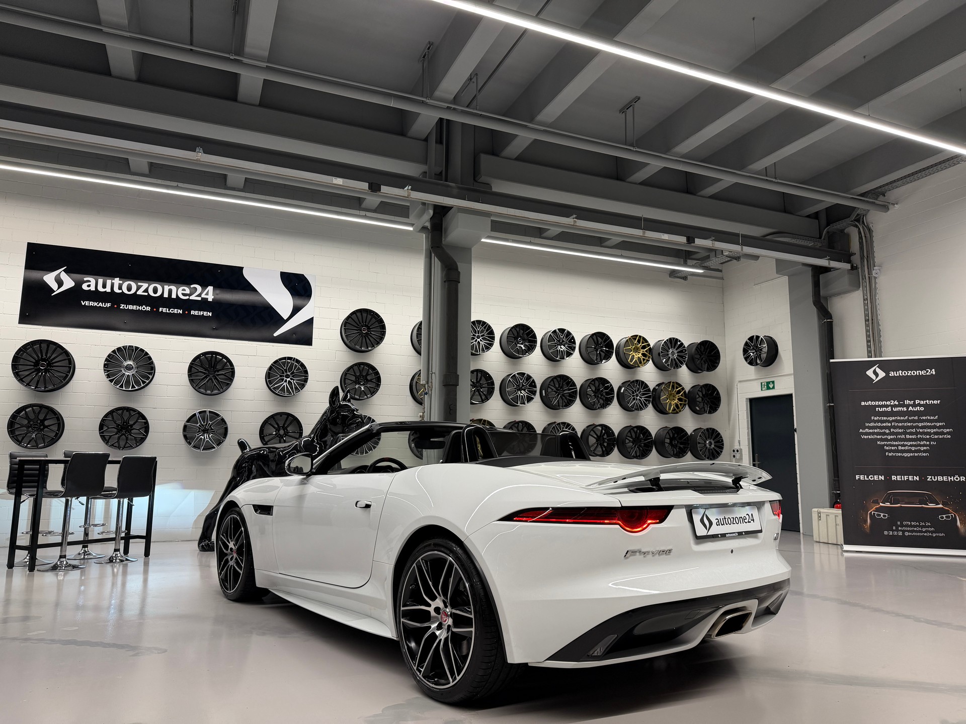 JAGUAR F-Type Convertible 2.0 Chequered Flag-showroom-element-3