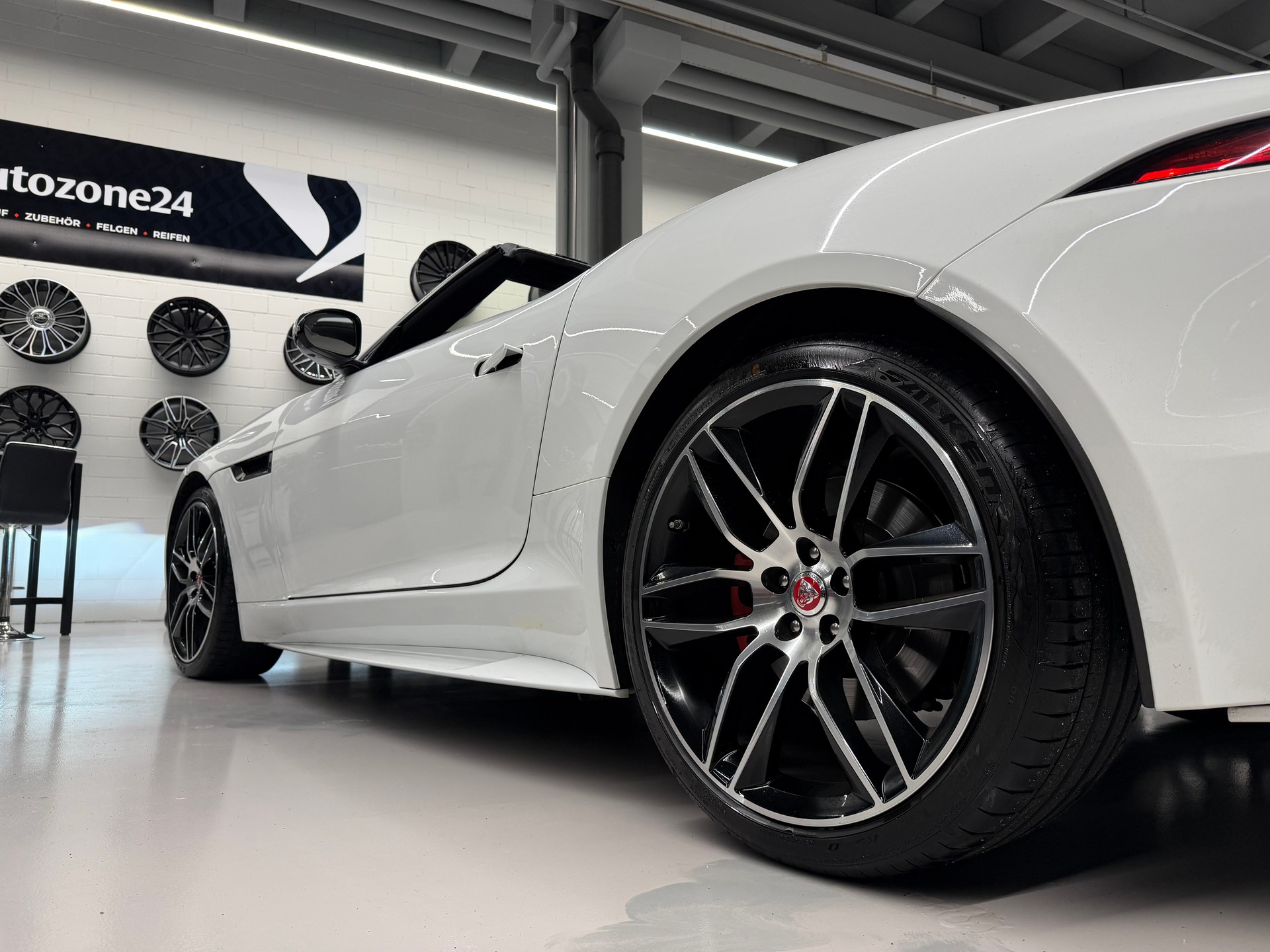 JAGUAR F-Type Convertible 2.0 Chequered Flag-image-18