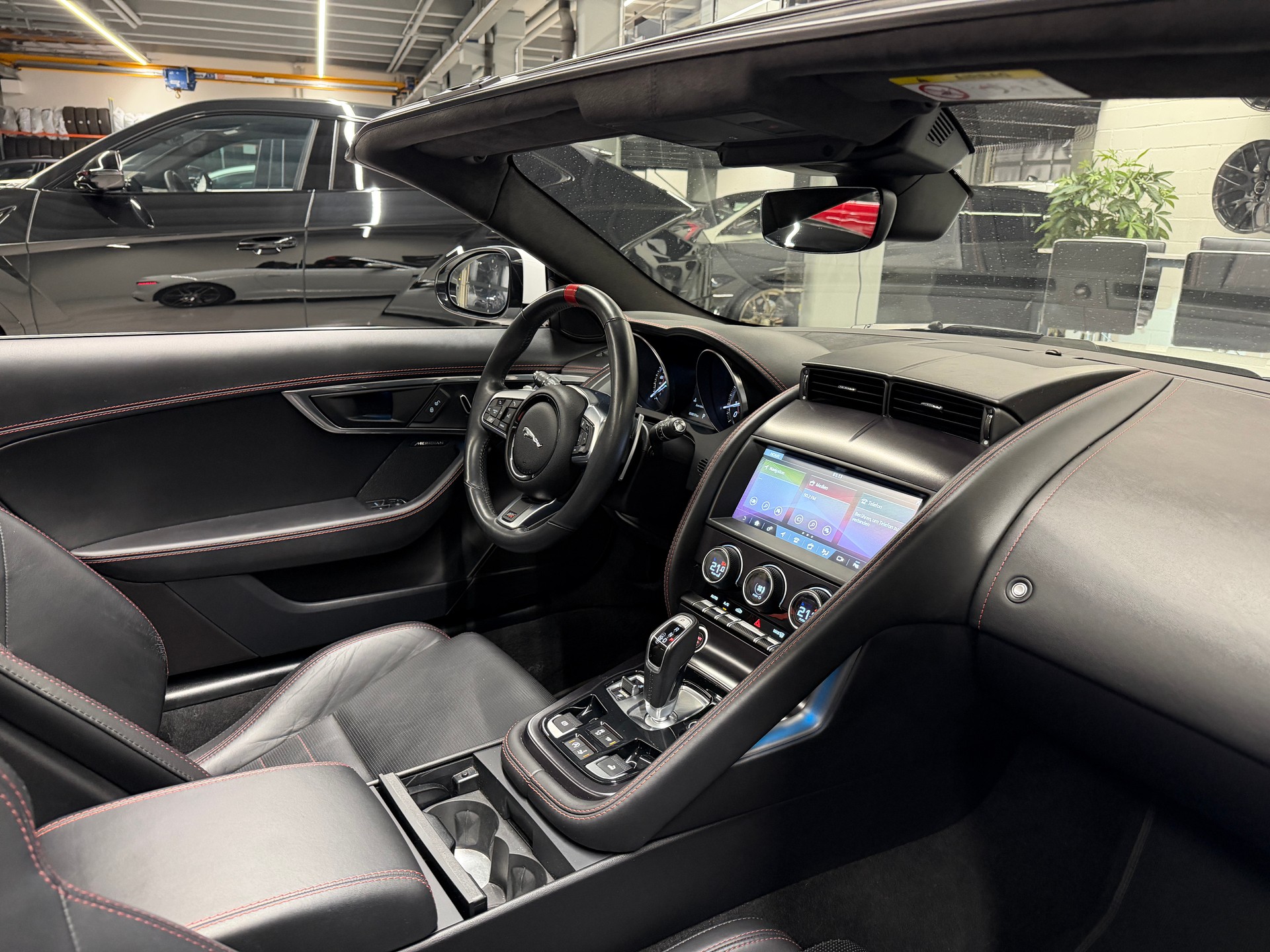 JAGUAR F-Type Convertible 2.0 Chequered Flag-image-21