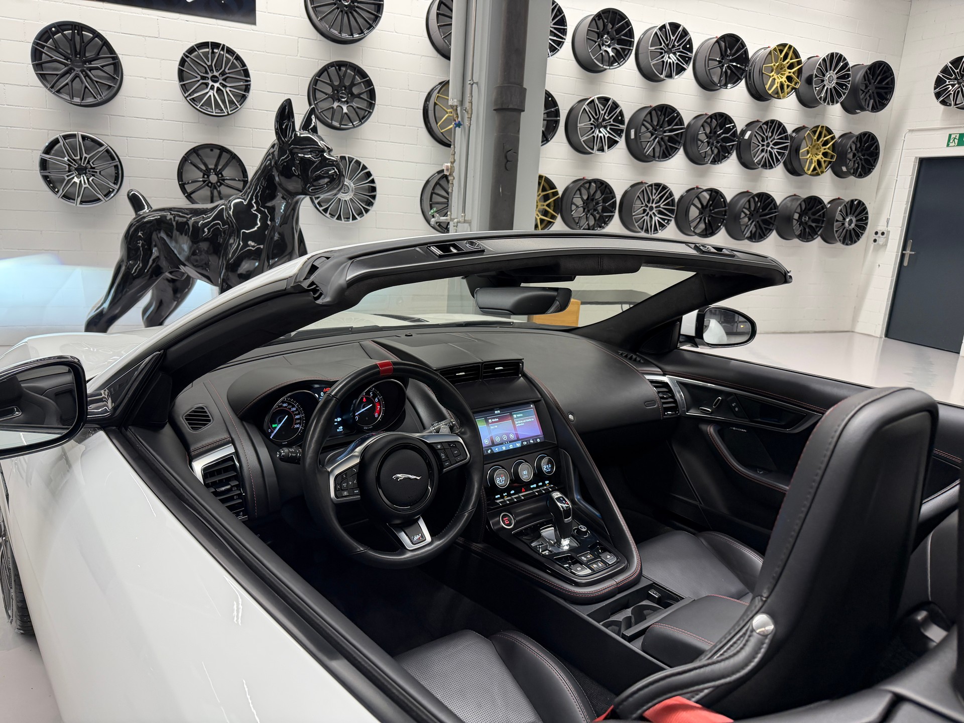 JAGUAR F-Type Convertible 2.0 Chequered Flag-image-22