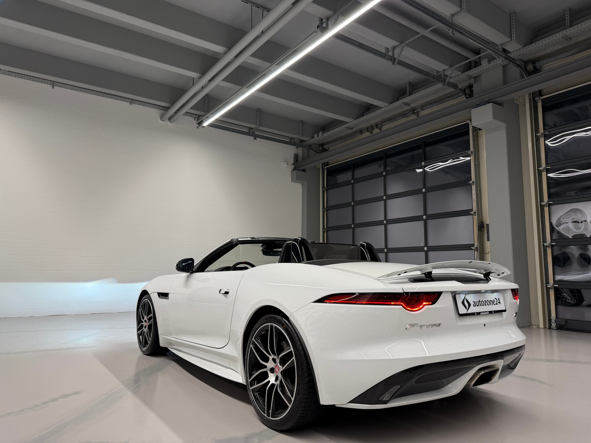 JAGUAR F-Type Convertible 2.0 Chequered Flag-image-16