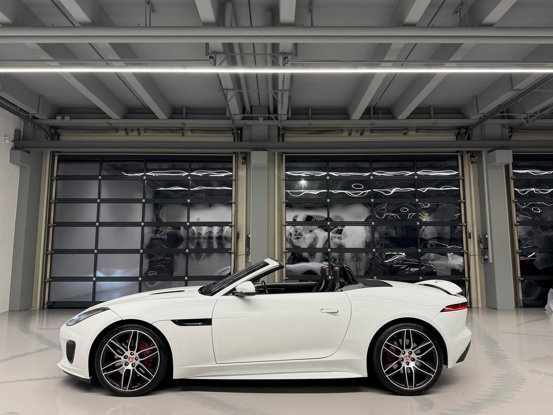 JAGUAR F-Type Convertible 2.0 Chequered Flag-image-17