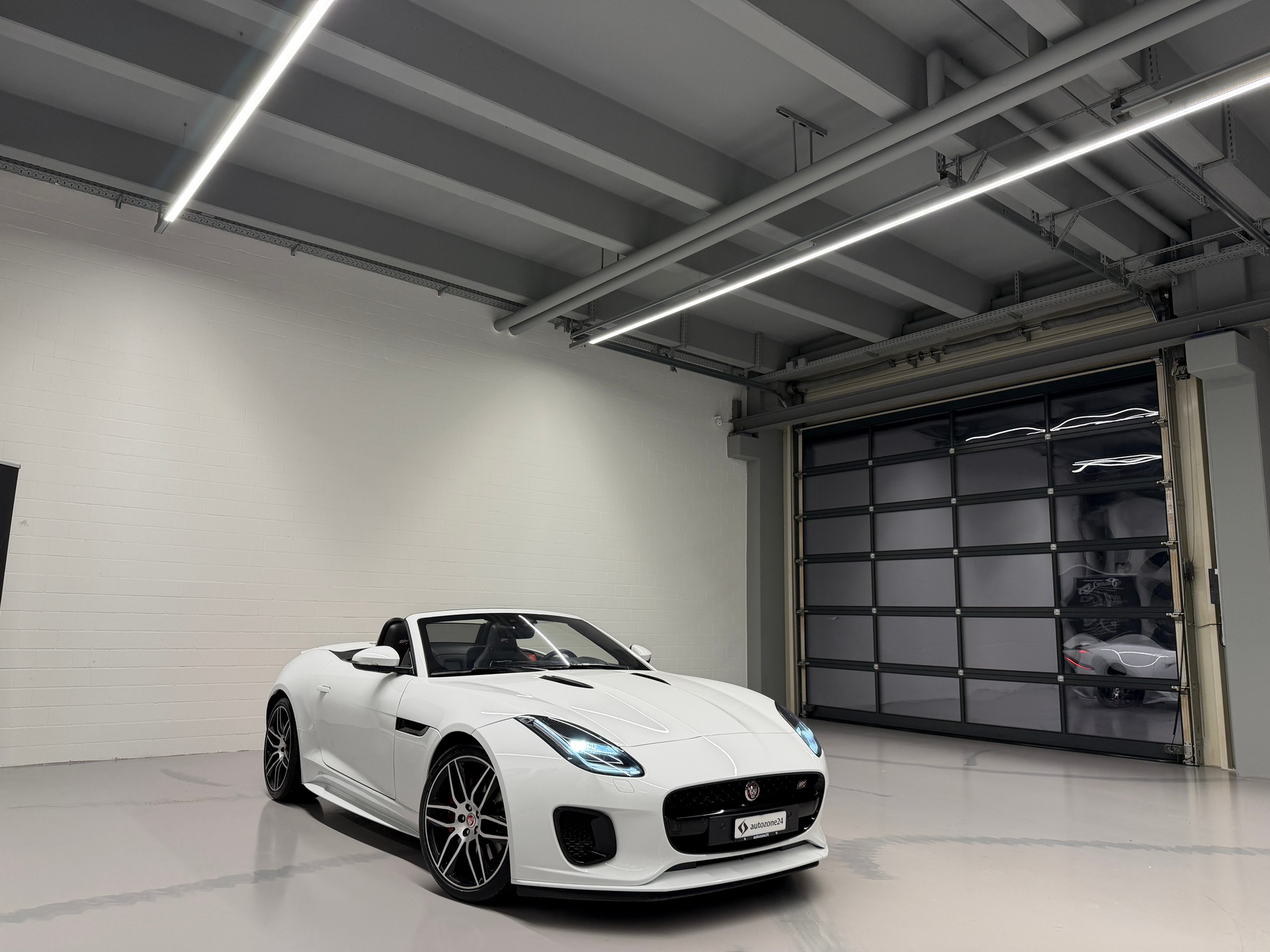 JAGUAR F-Type Convertible 2.0 Chequered Flag-image-15