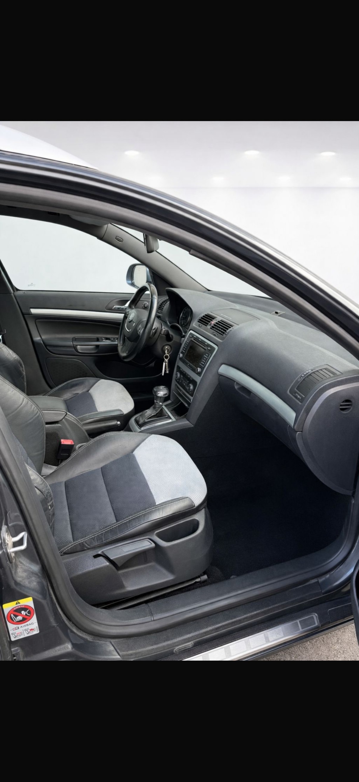 SKODA Octavia Combi 2.0 TDI RS DSG-image-11