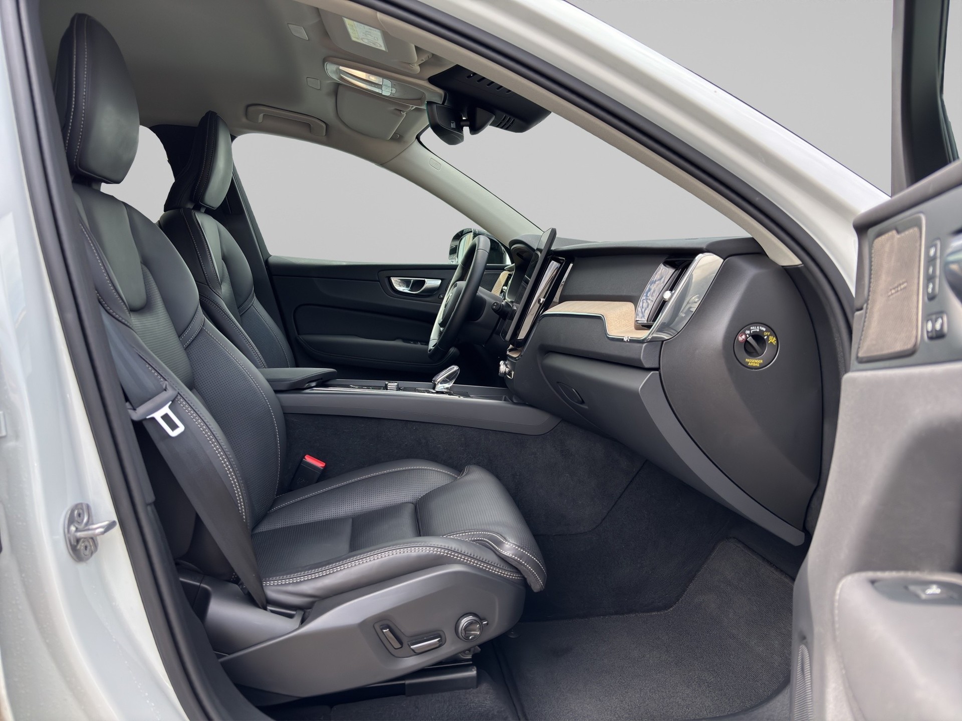VOLVO XC60 2.0 B5 MH Plus Dark AWD-image-13