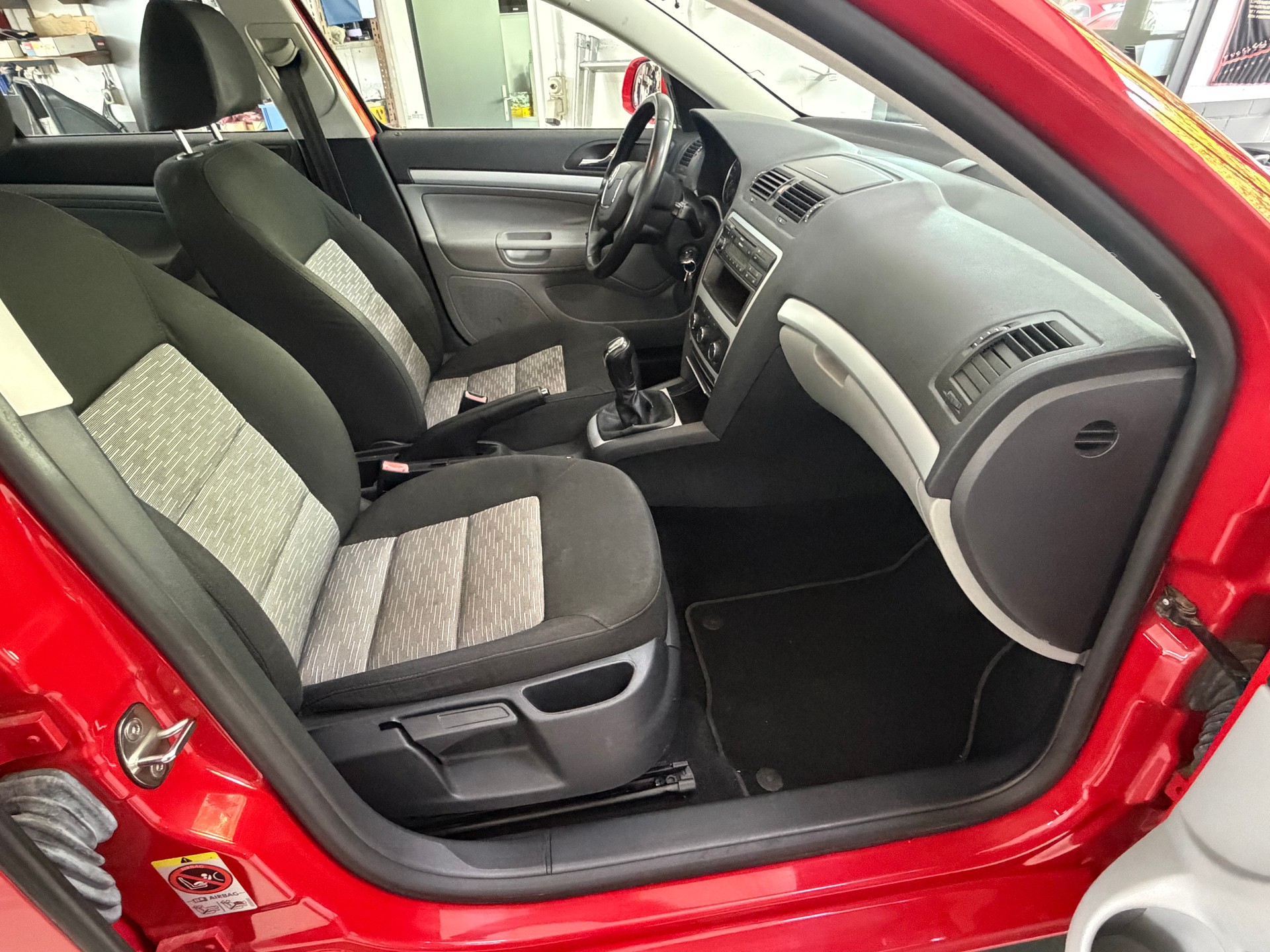 SKODA Octavia Combi 1.6 TDI Adventure 4x4-image-11