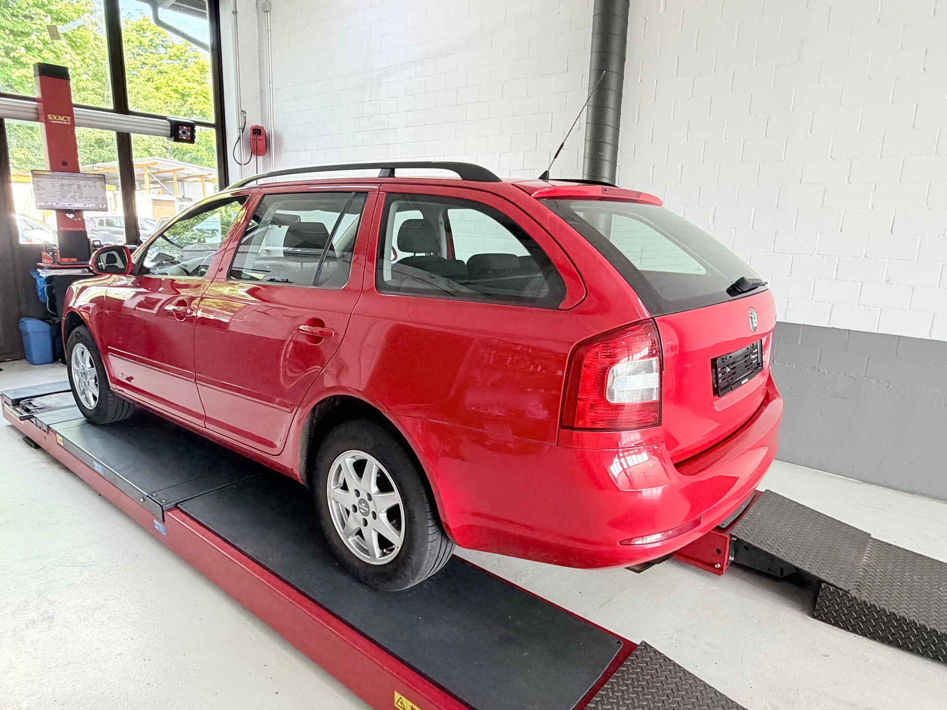 SKODA Octavia Combi 1.6 TDI Adventure 4x4-image-3