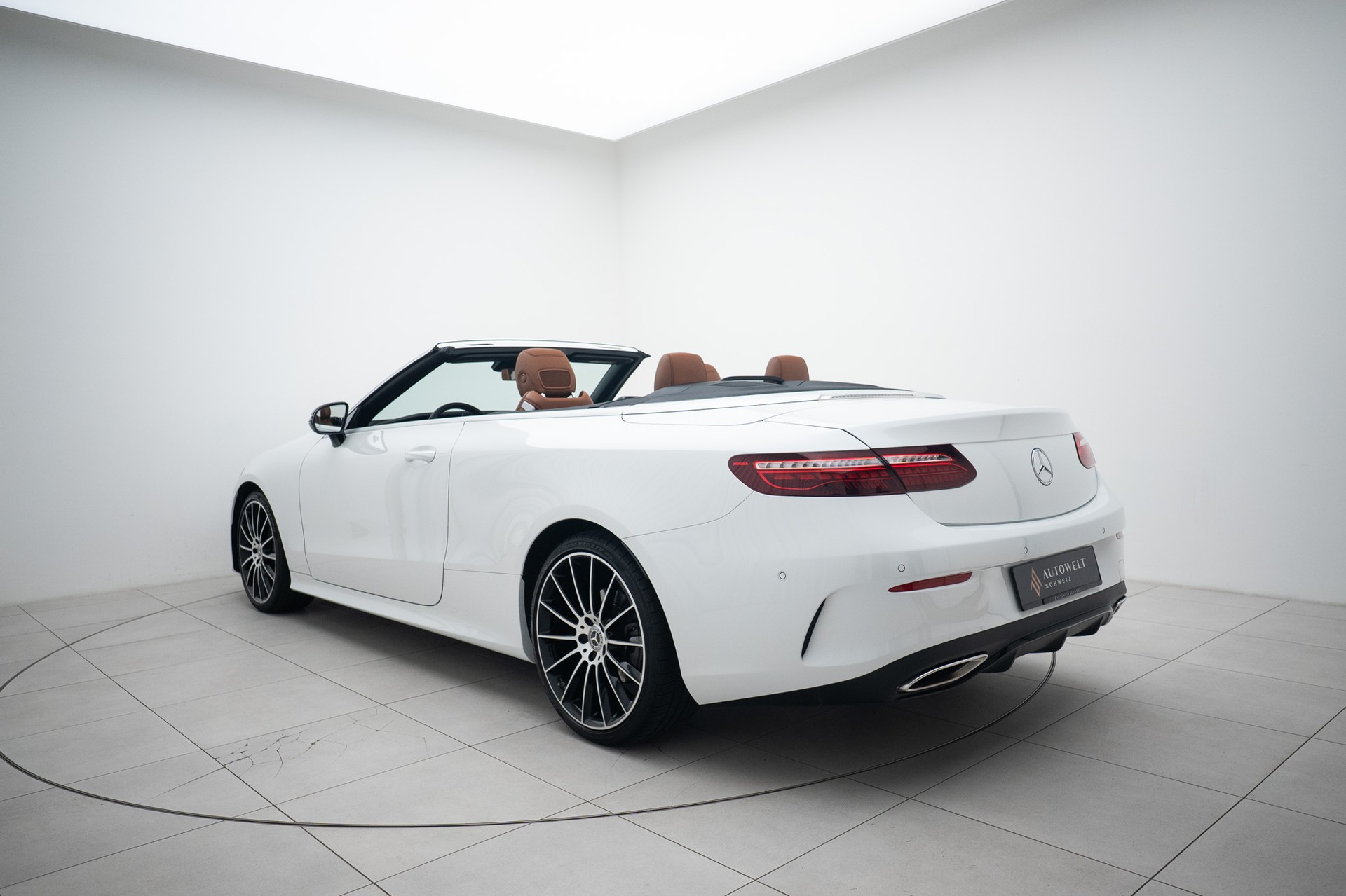 MERCEDES-BENZ E 200 Cabriolet 4Matic AMG Line 9G-Tronic-showroom-element-2