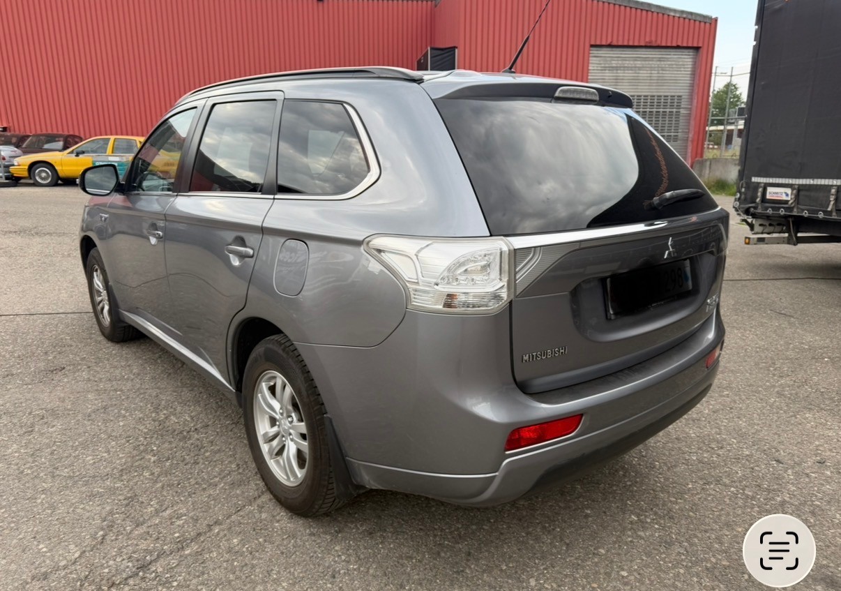 MITSUBISHI Outlander 2.0 PHEV Navigator eAssist-image-5
