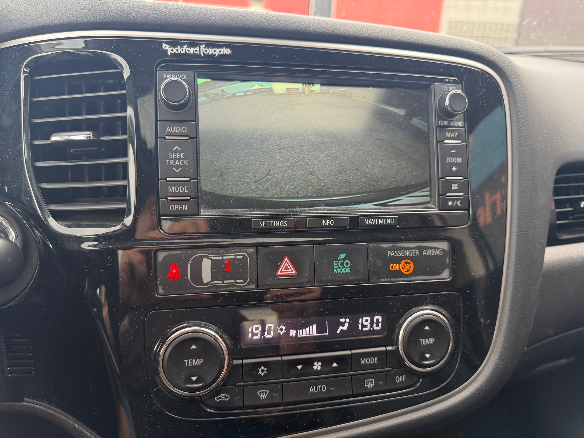 MITSUBISHI Outlander 2.0 PHEV Navigator eAssist-image-10