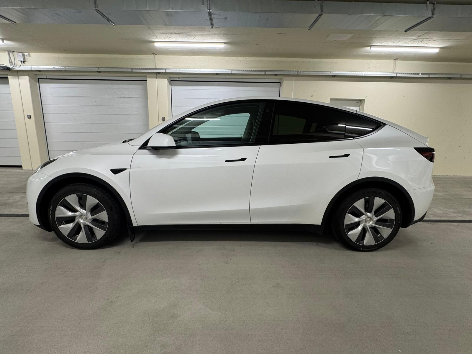 TESLA Model Y RWD / EAP / AHK / Garantie-showroom-element-2