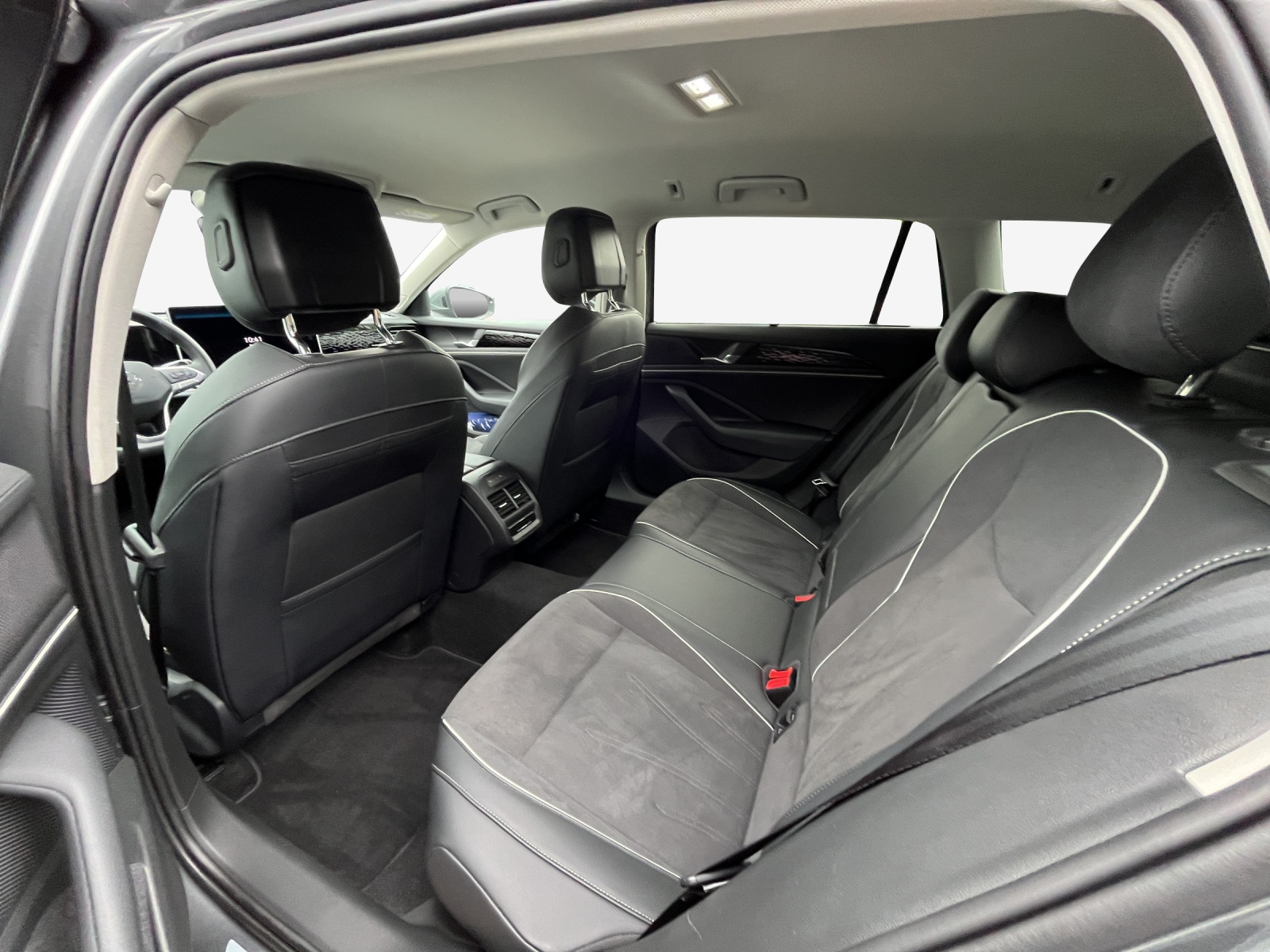 VW Passat Variant 2.0 TDI evo Elegance 4 Motion DSG-image-11