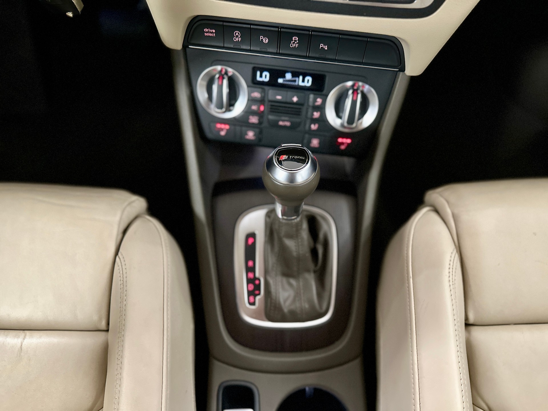 AUDI Q3 2.0 TFSI quattro S-tronic **S-LINE**-image-21