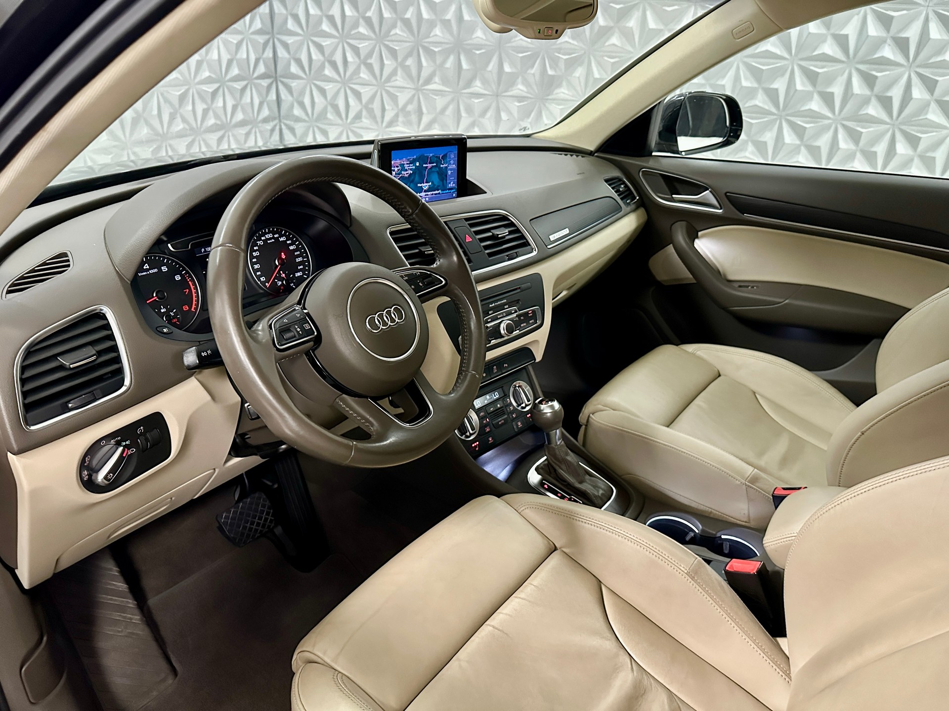 AUDI Q3 2.0 TFSI quattro S-tronic **S-LINE**-image-10