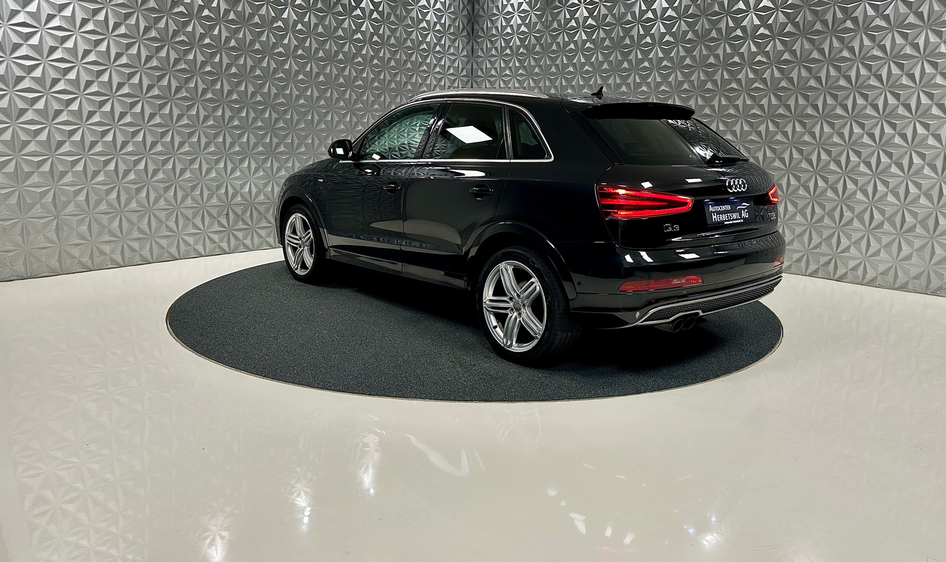AUDI Q3 2.0 TFSI quattro S-tronic **S-LINE**-image-6