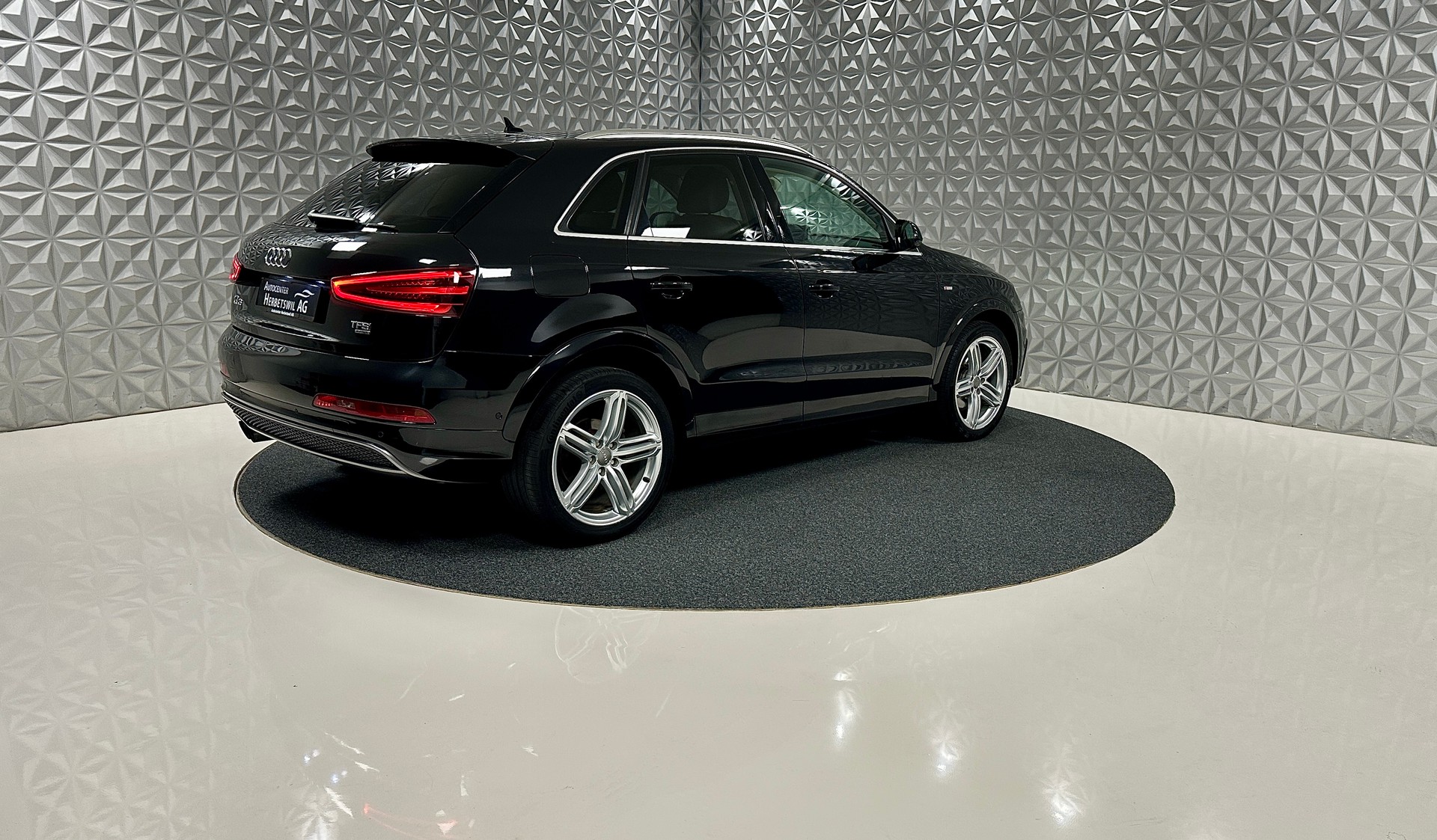 AUDI Q3 2.0 TFSI quattro S-tronic **S-LINE**-image-4