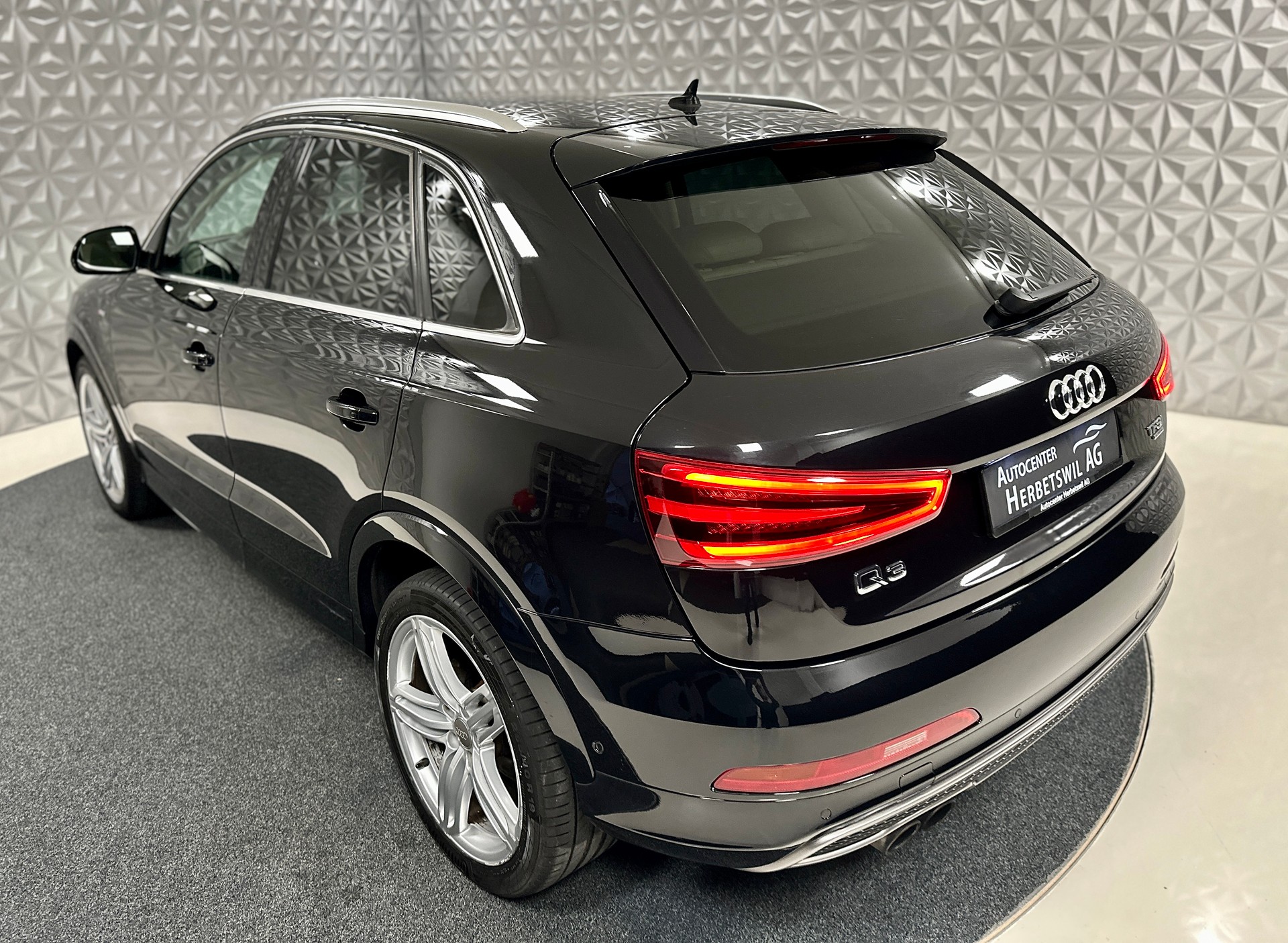 AUDI Q3 2.0 TFSI quattro S-tronic **S-LINE**-image-9