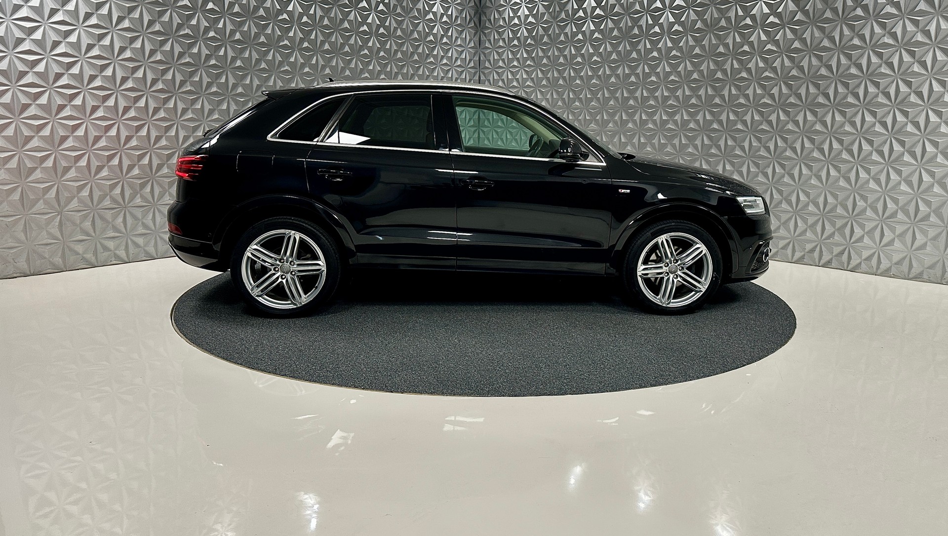 AUDI Q3 2.0 TFSI quattro S-tronic **S-LINE**-image-3