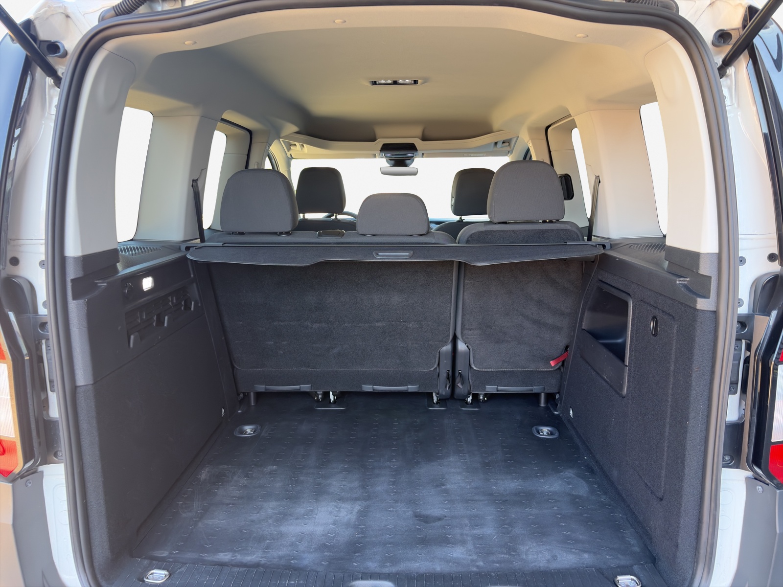 VW Caddy 2.0 TDI-image-12