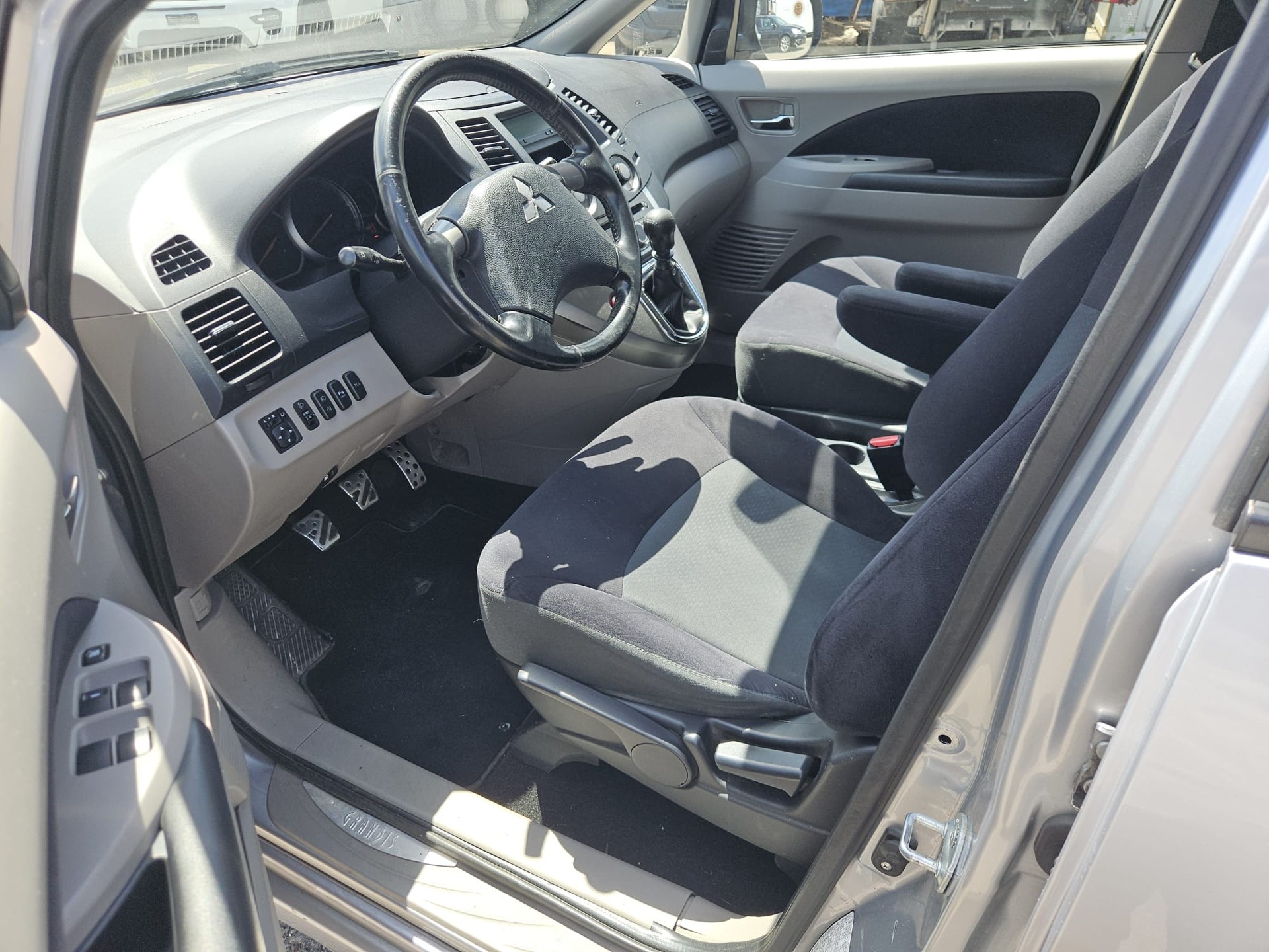 MITSUBISHI Grandis 2.0 16V DID Swiss Edition-image-9