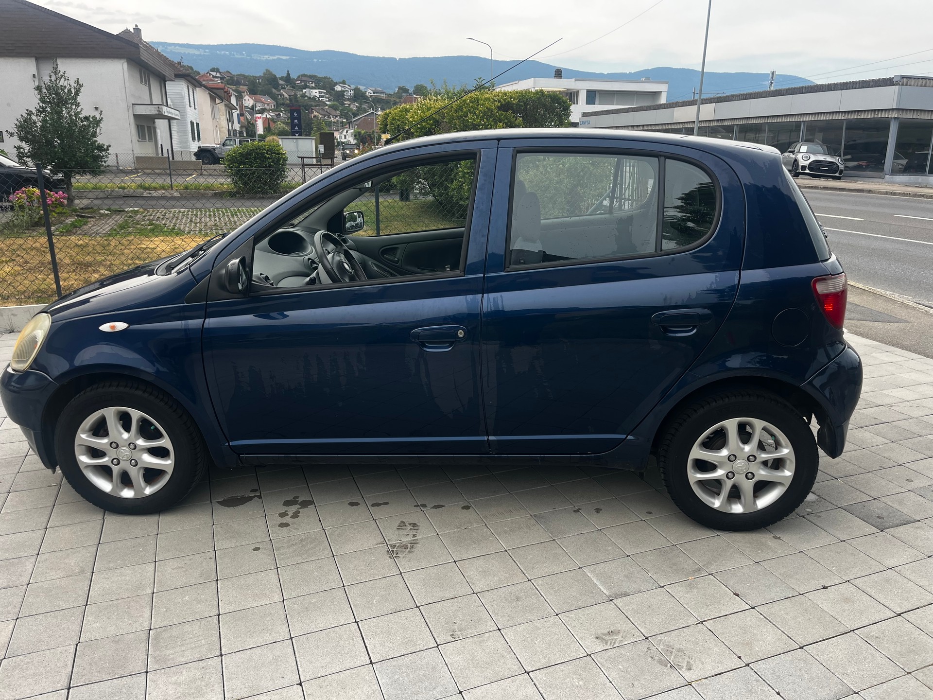 TOYOTA Yaris 1.3 Linea Sol-image-3