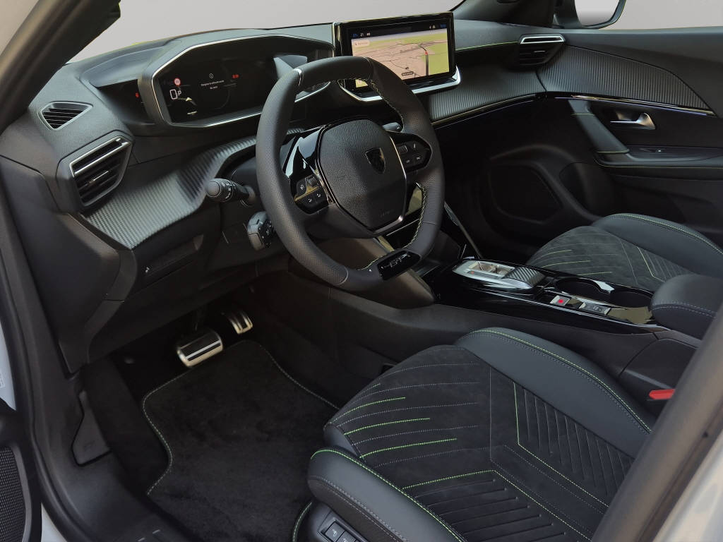 PEUGEOT 2008 1.2 Hybrid 145 GT-image-4