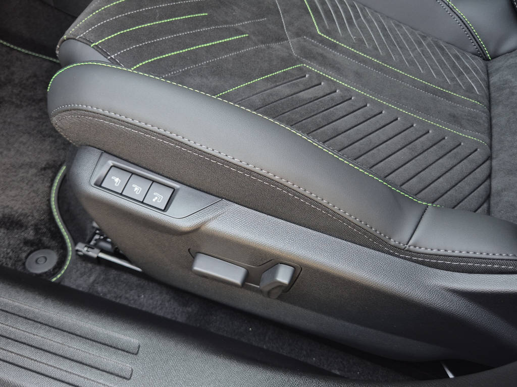 PEUGEOT 2008 1.2 Hybrid 145 GT-image-6