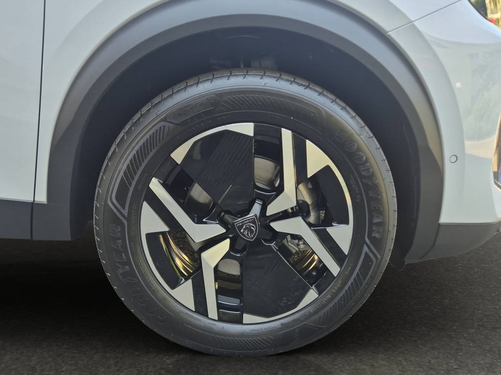 PEUGEOT 2008 1.2 Hybrid 145 GT-image-3