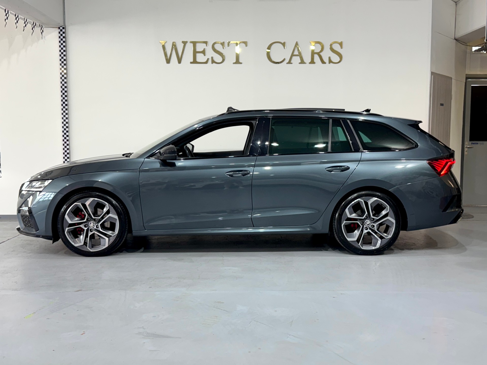 SKODA Octavia Combi 2.0 TDI DSG RS 4x4 **Vollausstattung**-image-1