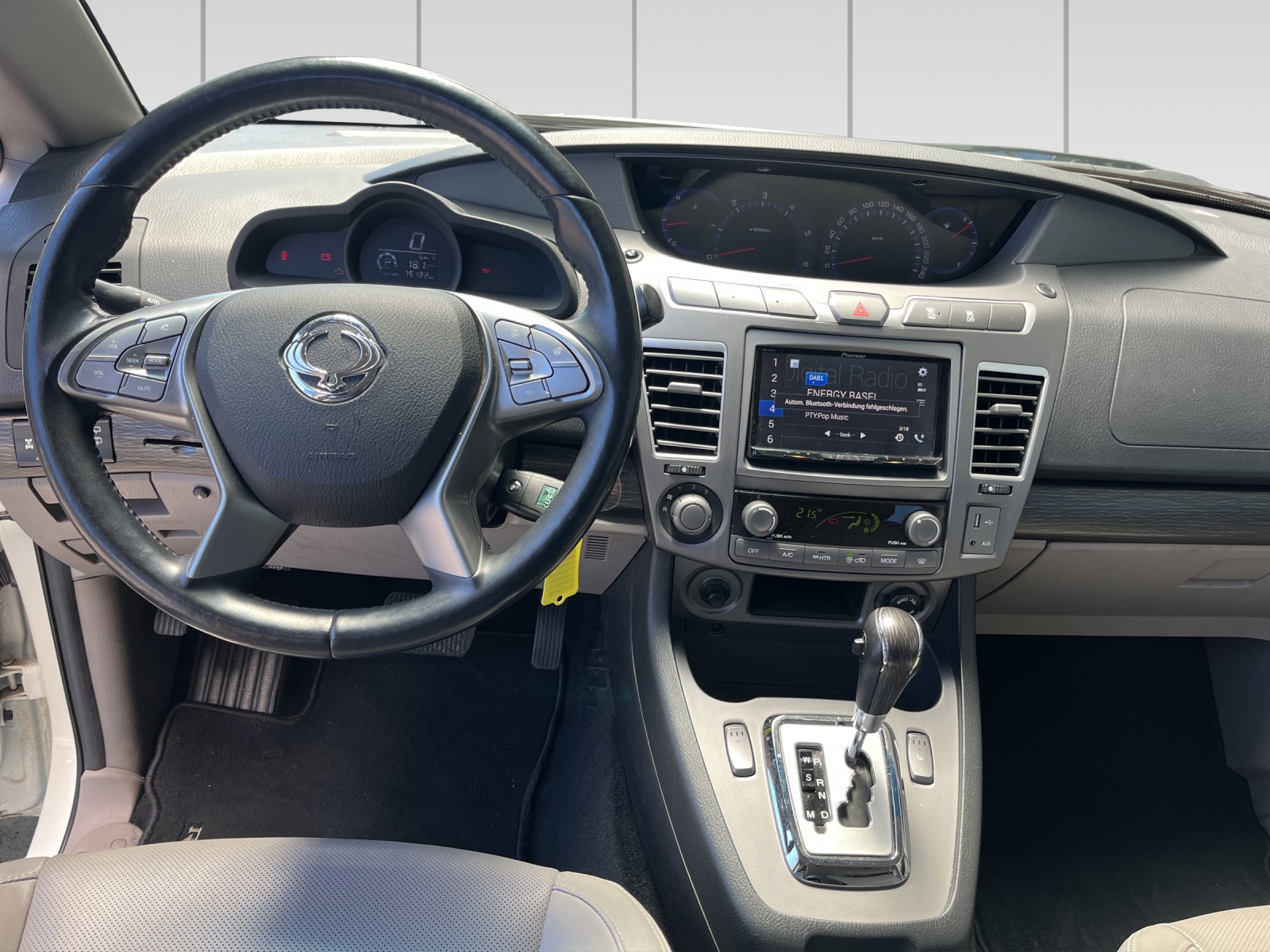 KGM-SsangYong Rodius SV220 e-XDi Sapphire 4WD Automatic-image-7