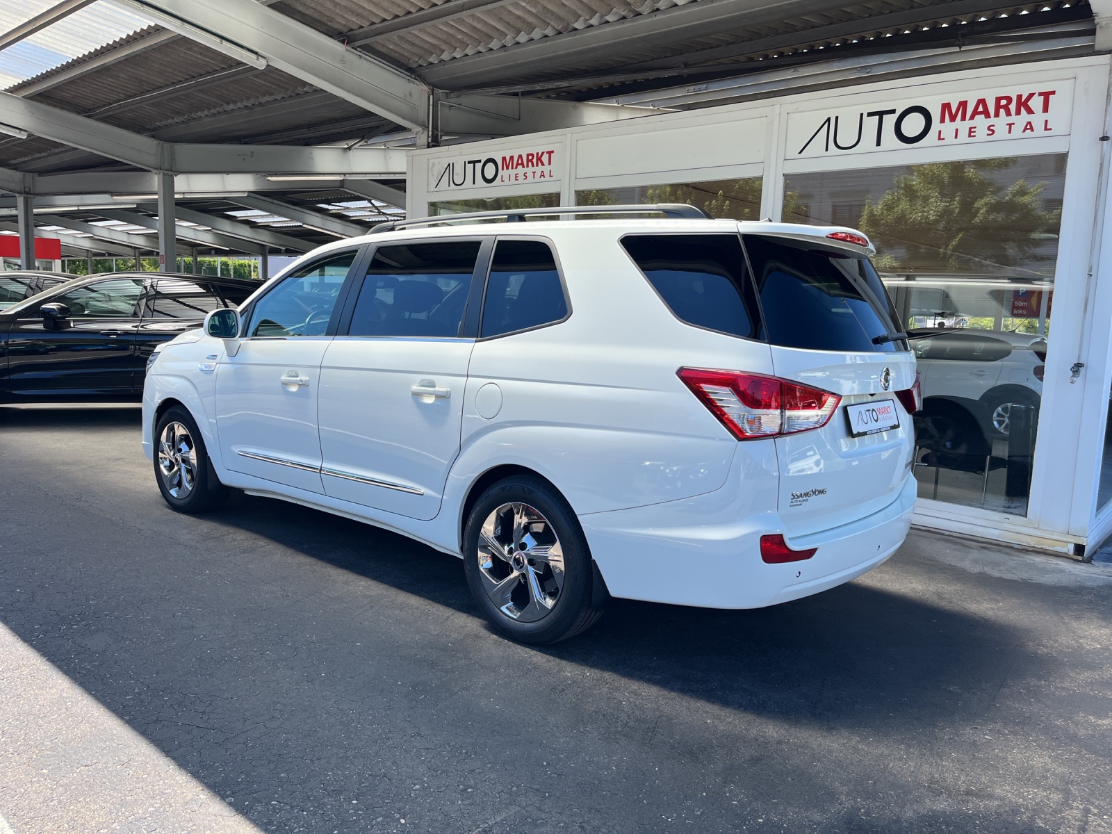 KGM-SsangYong Rodius SV220 e-XDi Sapphire 4WD Automatic-image-2